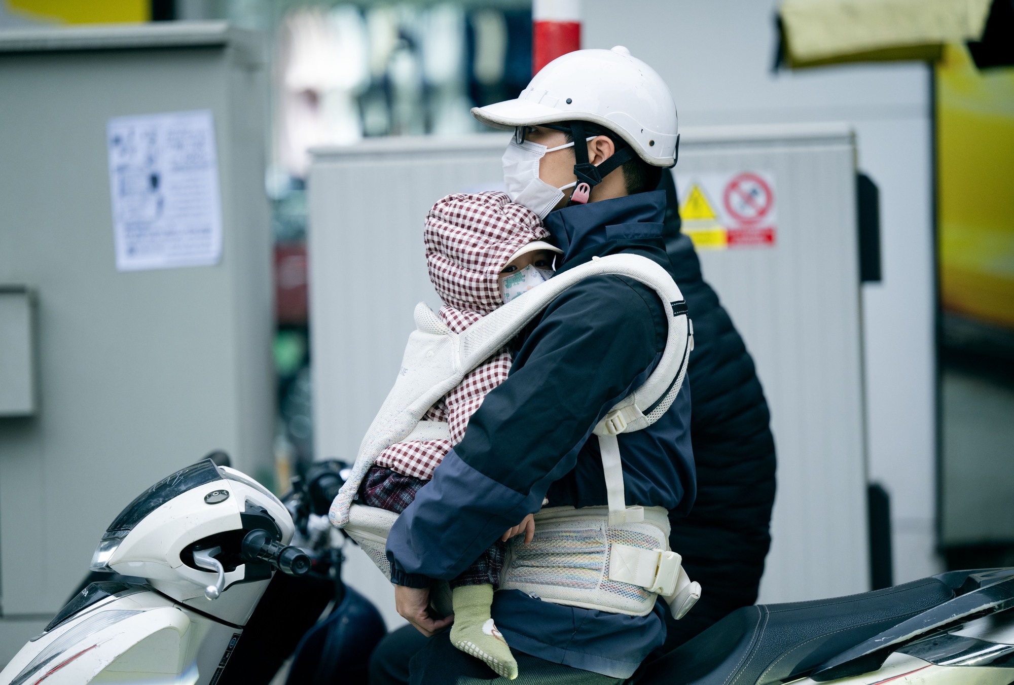 Ảnh, clip: Hà Nội chìm trong những ngày lạnh nhất từ đầu Đông- Ảnh 7. Ảnh, clip: Hà Nội chìm trong những ngày lạnh nhất từ đầu Đông- Ảnh 7.