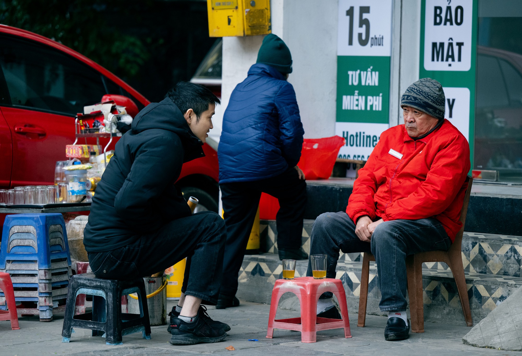 Ảnh, clip: Hà Nội chìm trong những ngày lạnh nhất từ đầu Đông- Ảnh 9. Ảnh, clip: Hà Nội chìm trong những ngày lạnh nhất từ đầu Đông- Ảnh 9.
