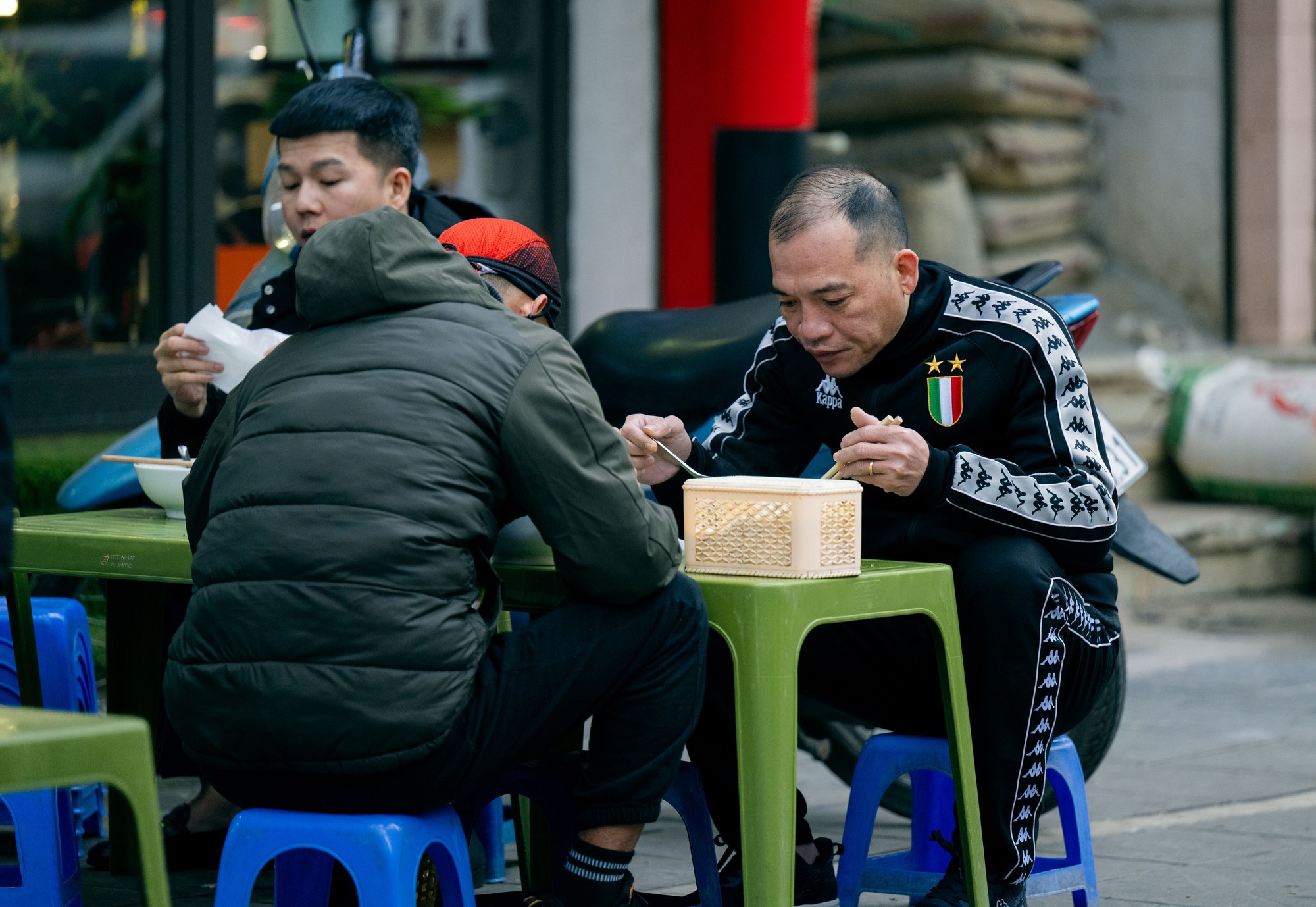 Ảnh, clip: Hà Nội chìm trong những ngày lạnh nhất từ đầu Đông- Ảnh 11. Ảnh, clip: Hà Nội chìm trong những ngày lạnh nhất từ đầu Đông- Ảnh 11.