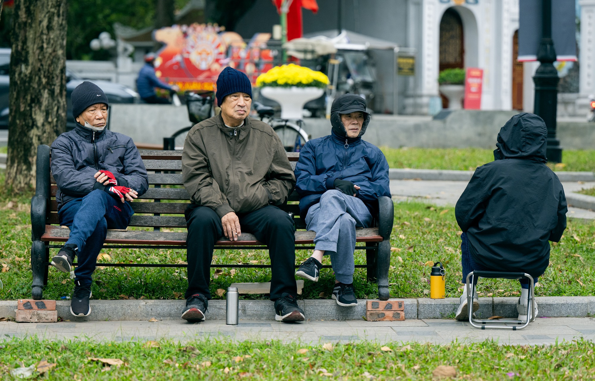 Ảnh, clip: Hà Nội chìm trong những ngày lạnh nhất từ đầu Đông- Ảnh 14. Ảnh, clip: Hà Nội chìm trong những ngày lạnh nhất từ đầu Đông- Ảnh 14.