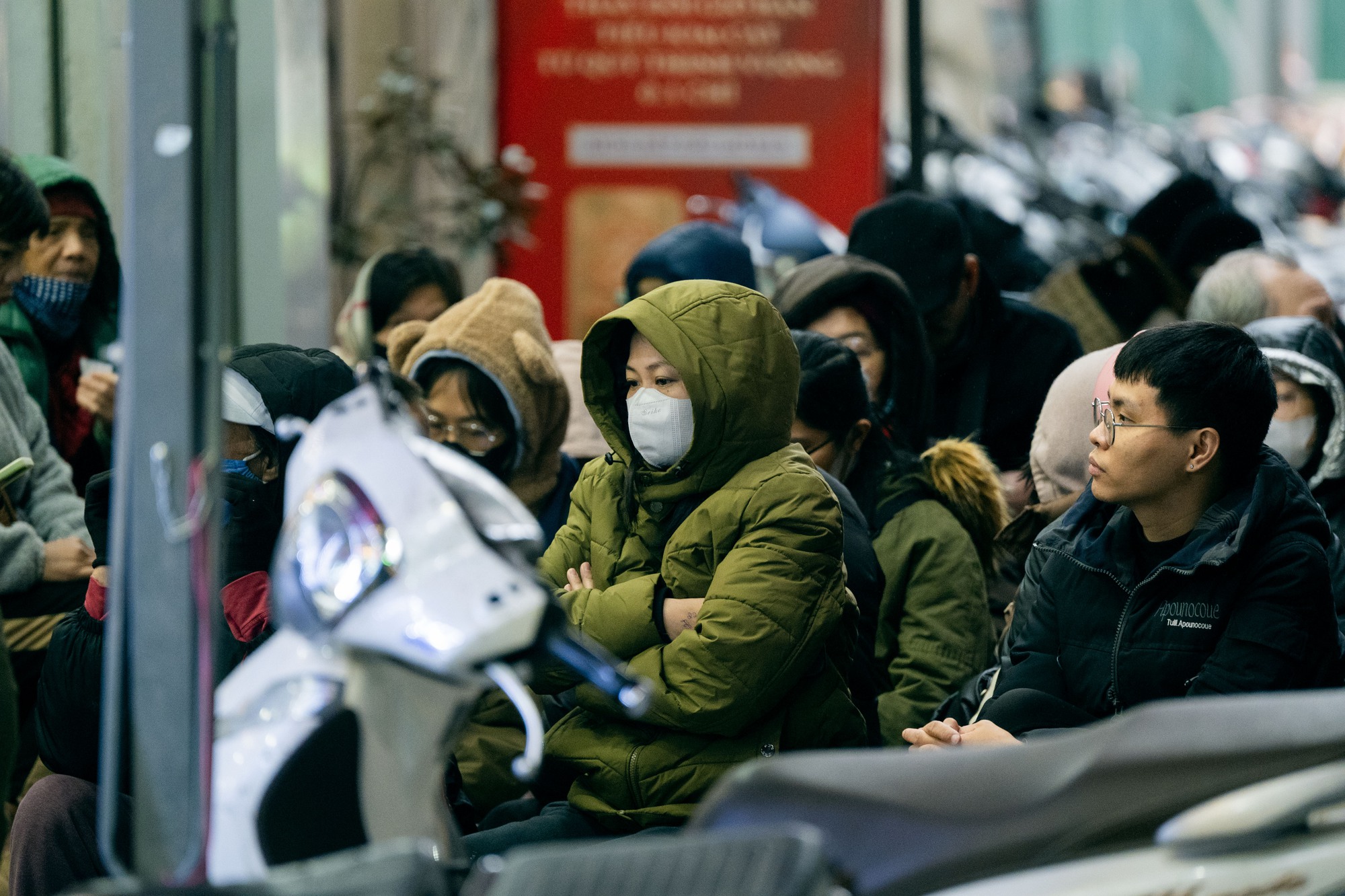 Ảnh, clip: Hà Nội chìm trong những ngày lạnh nhất từ đầu Đông- Ảnh 19. Ảnh, clip: Hà Nội chìm trong những ngày lạnh nhất từ đầu Đông- Ảnh 19.