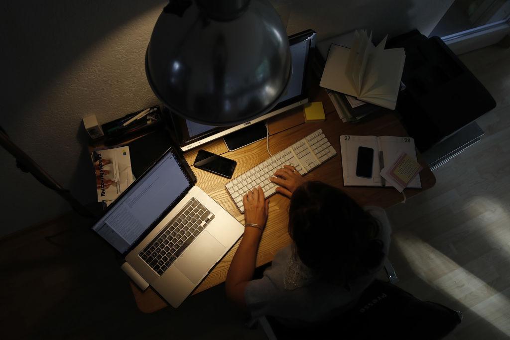 Góc khuất nghề làm trợ lý cho tỷ phú: 10 vòng phỏng vấn, yêu cầu làm việc 24/7, lương thưởng ra sao?- Ảnh 1.