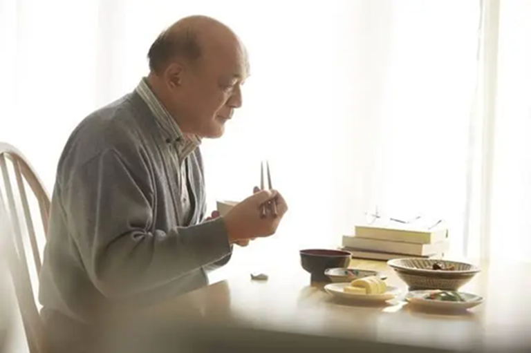 Khảo sát 1.000 người sống thọ trên 100 tuổi hé lộ: Điểm chung của người trường thọ không nằm ở việc tập thể dục, mà là 5 điều này- Ảnh 2.