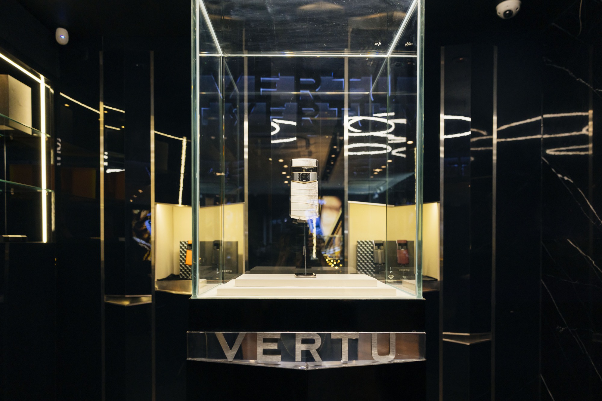 Vertu Agent Q da cá sấu bạch tạng giá hơn 1 tỷ đồng tại Việt Nam- Ảnh 3.