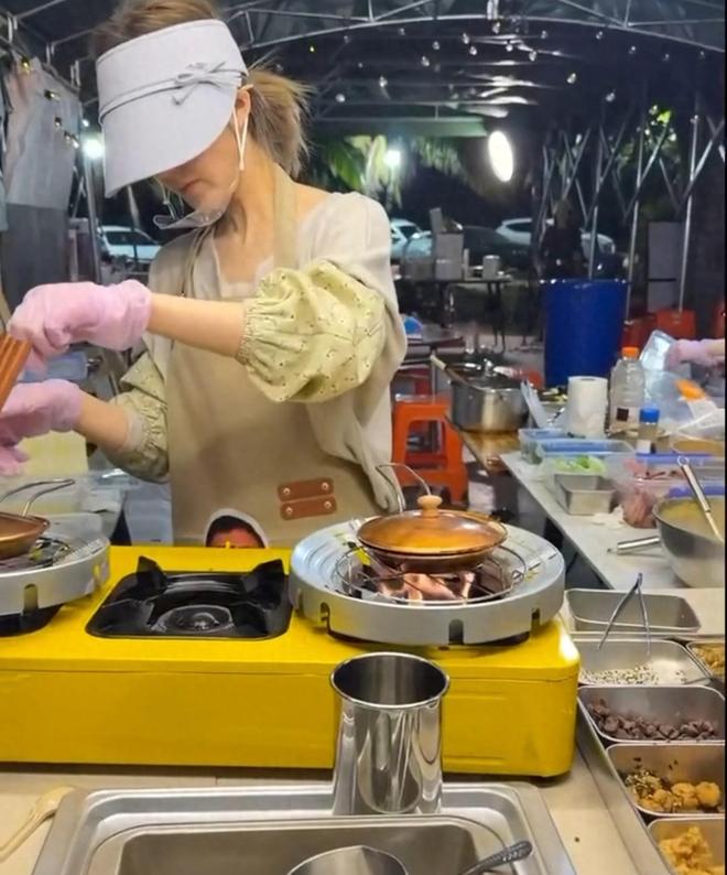 Triệu Lộ Tư đổi nghề đi bán hàng rong?- Ảnh 1. Triệu Lộ Tư đổi nghề đi bán hàng rong?- Ảnh 1.