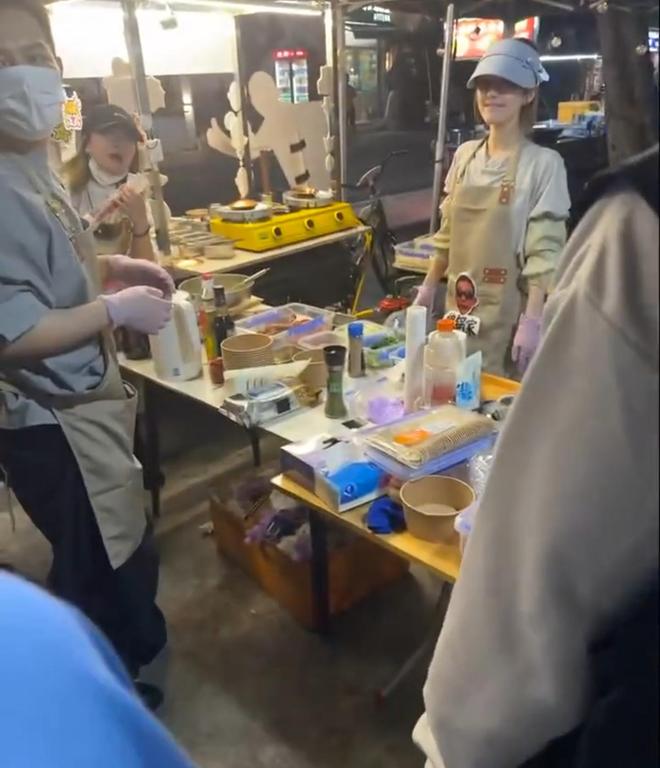 Triệu Lộ Tư đổi nghề đi bán hàng rong?- Ảnh 4. Triệu Lộ Tư đổi nghề đi bán hàng rong?- Ảnh 4.