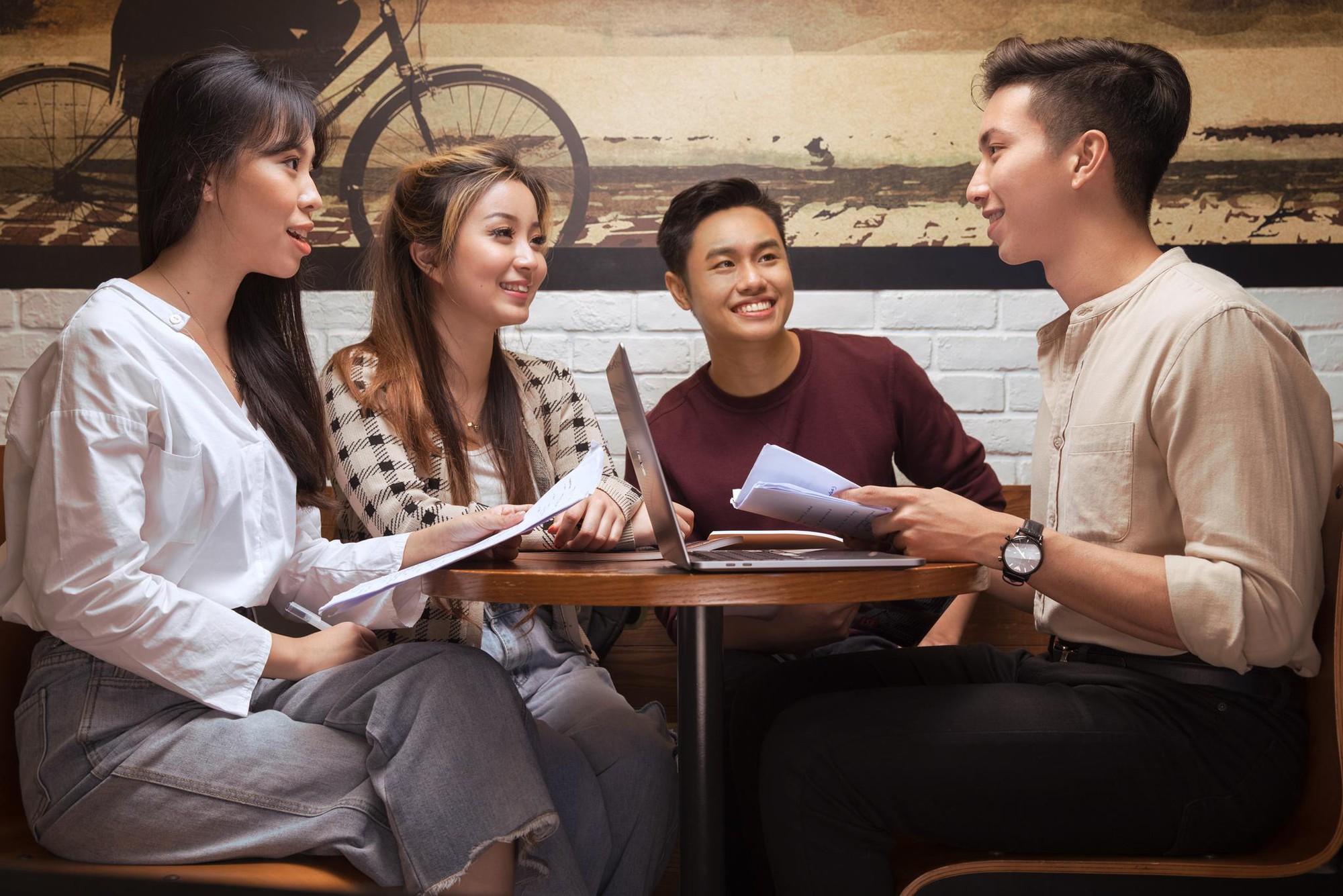 Cho con học đại học quốc tế tại Việt Nam hay đi du học Singapore? - Ảnh 1. Cho con học đại học quốc tế tại Việt Nam hay đi du học Singapore? - Ảnh 1.