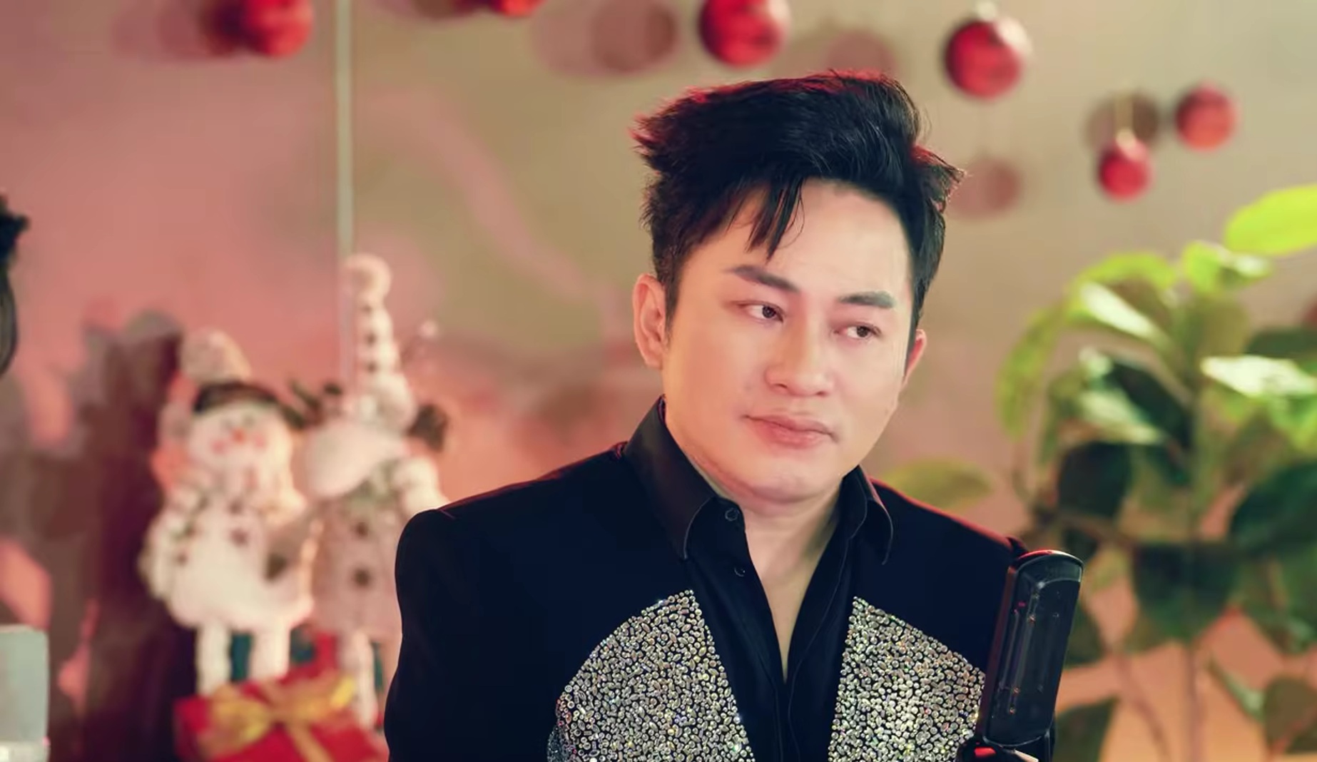 Tùng Dương bay từ Hà Nội vào TP.HCM, gần 2 giờ sáng làm một việc- Ảnh 2.