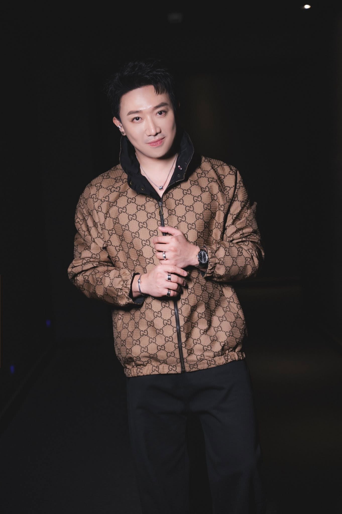 Trấn Thành ngồi Rolls-Royce 30 tỷ đi sự kiện, thái độ khi fan xin chụp ảnh chung gây chú ý- Ảnh 2. Trấn Thành ngồi Rolls-Royce 30 tỷ đi sự kiện, thái độ khi fan xin chụp ảnh chung gây chú ý- Ảnh 2.