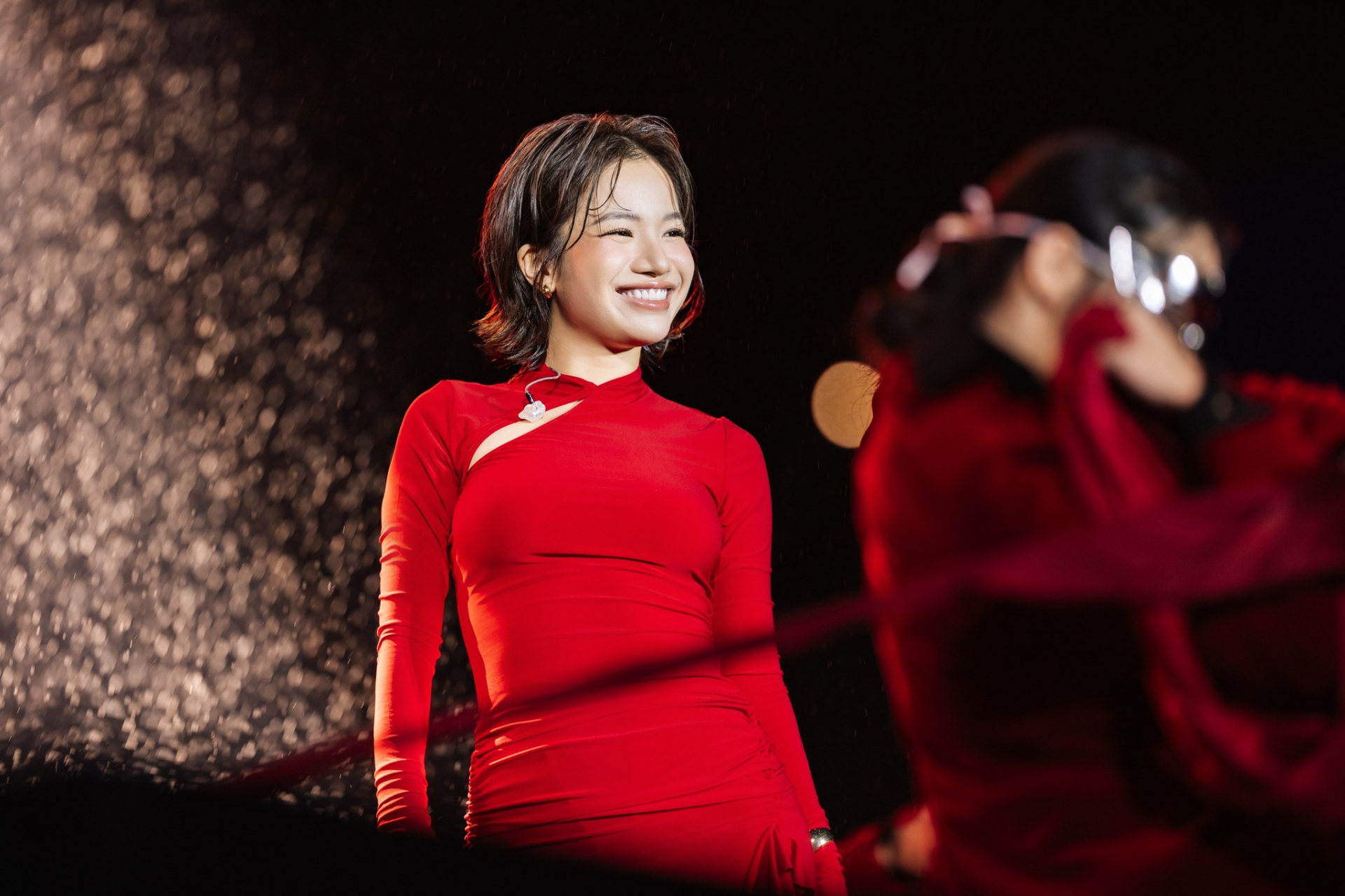 Thượng uý Quân đội đắt show nhất hiện nay: Nữ thần mở màn concert quốc gia, giọng hát càng nghe càng thích- Ảnh 4.