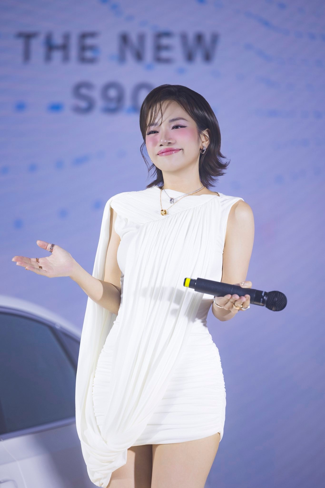 Thượng uý Quân đội đắt show nhất hiện nay: Nữ thần mở màn concert quốc gia, giọng hát càng nghe càng thích- Ảnh 2.