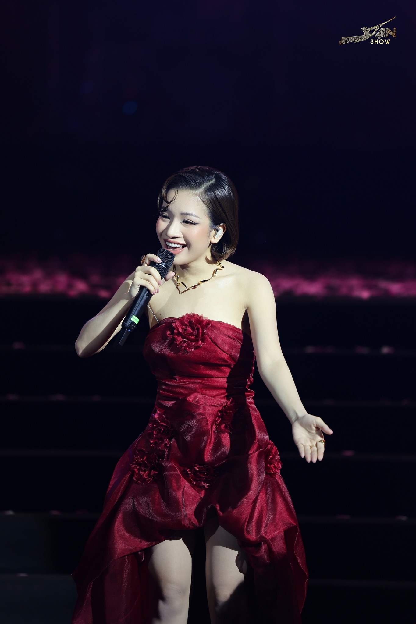 Thượng uý Quân đội đắt show nhất hiện nay: Nữ thần mở màn concert quốc gia, giọng hát càng nghe càng thích- Ảnh 8.