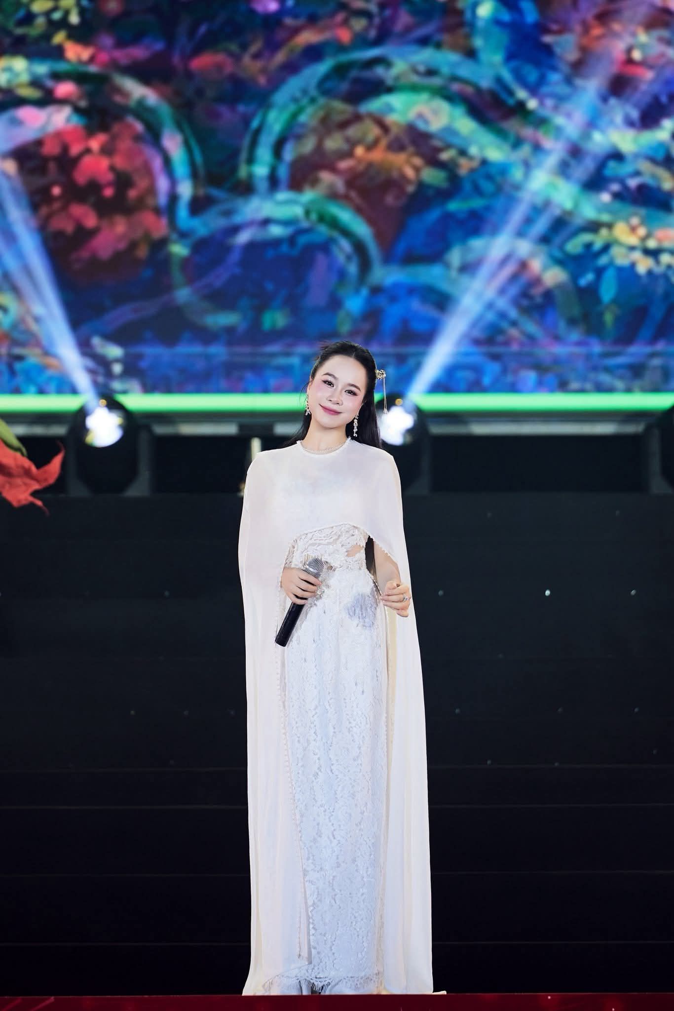 Nữ thiếu tá quân đội trẻ nhất Việt Nam có ca khúc được cả MXH cover, mất 8 năm mới viral- Ảnh 4. Nữ thiếu tá quân đội trẻ nhất Việt Nam có ca khúc được cả MXH cover, mất 8 năm mới viral- Ảnh 4.