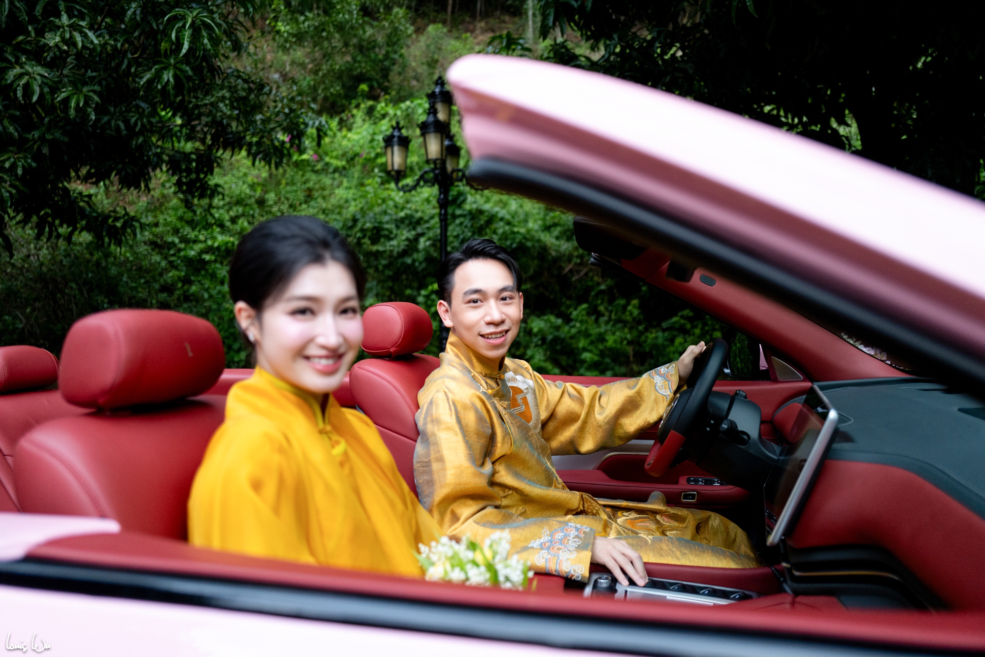 Ảnh hot: Phương Nhi và Minh Hoàng khoá môi cực ngọt trên xe mui trần- Ảnh 2.