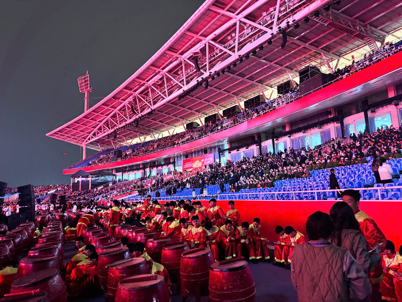 Người dân đổ về Mỹ Đình chờ xem pháo hoa mừng thành công Đại hội Đảng- Ảnh 27.