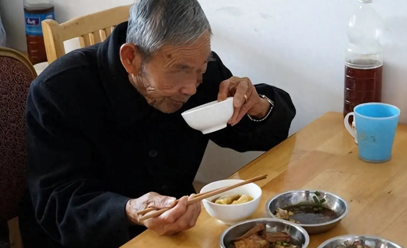 6 năm làm giúp việc cho ông cụ 65 tuổi, cô gái chỉ nhận được hộp gấm nhỏ: Sự thật bên trong gây sững sờ- Ảnh 1.