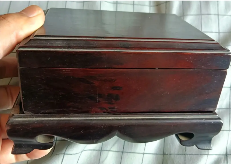 6 năm làm giúp việc cho ông cụ 65 tuổi, cô gái chỉ nhận được hộp gấm nhỏ: Sự thật bên trong gây sững sờ- Ảnh 2.