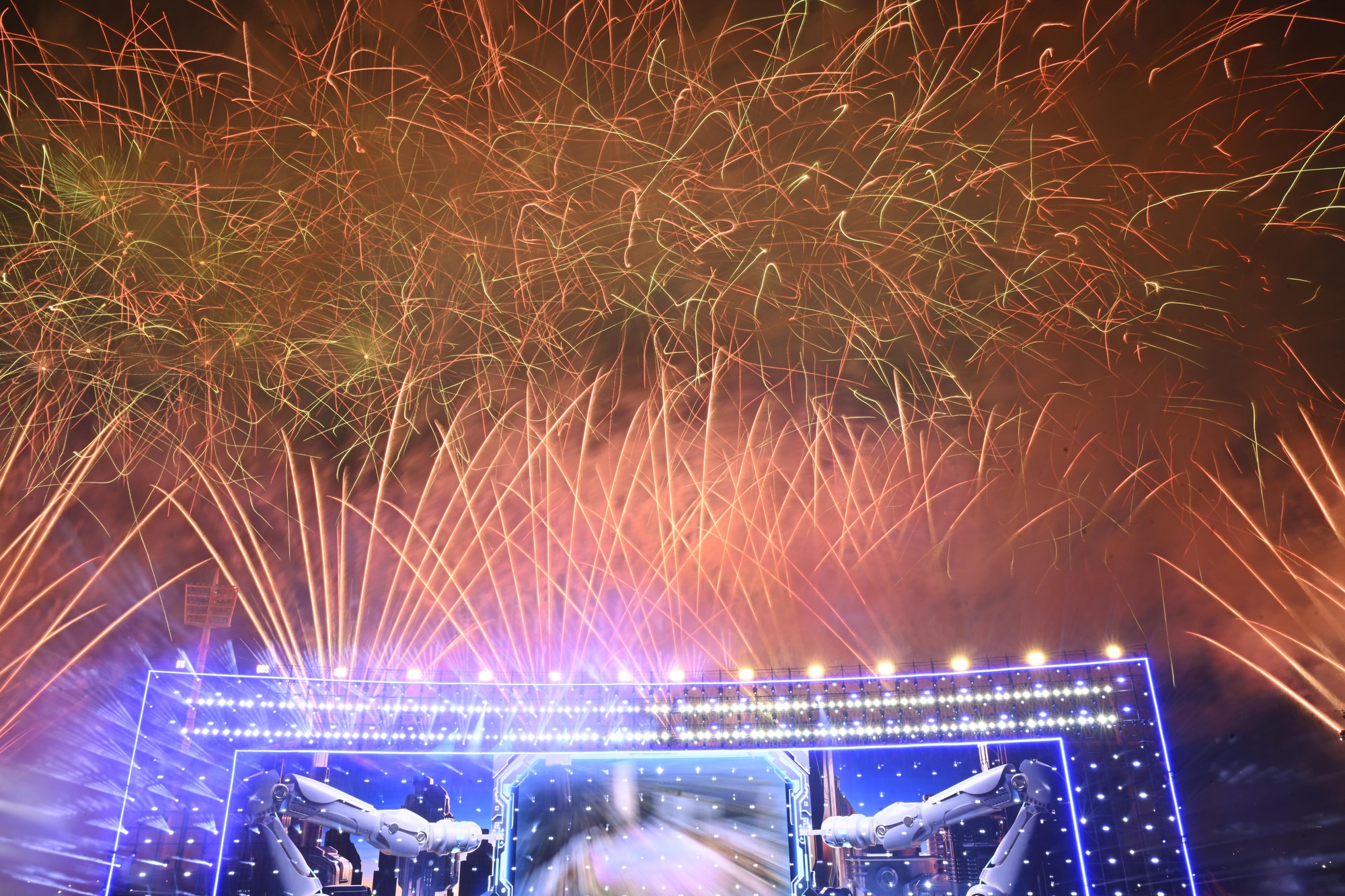 Màn pháo hoa hoành tráng rực sáng trên bầu trời Hà Nội tối 23/1: Quá mãn nhãn!- Ảnh 24.