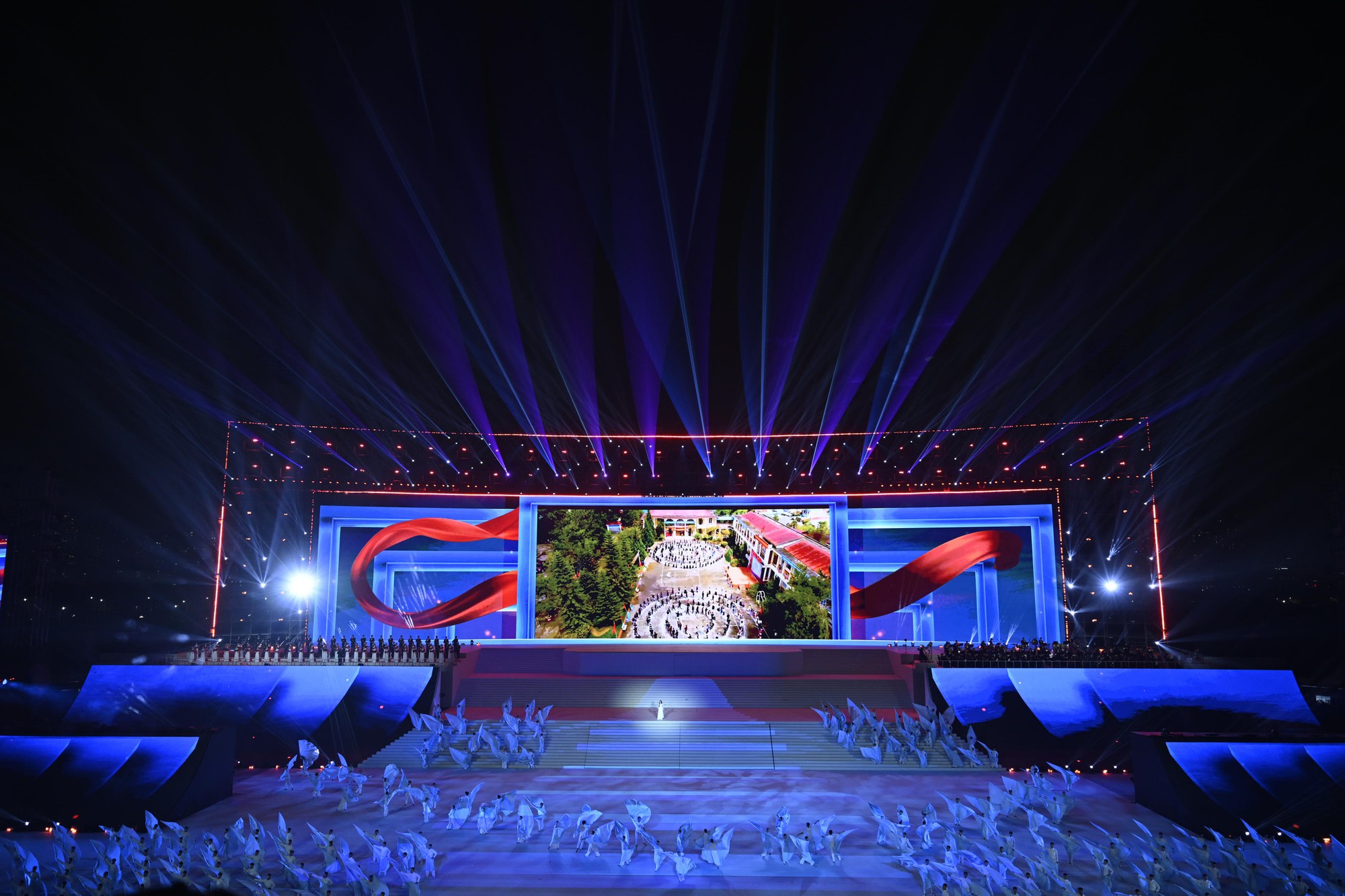 Màn pháo hoa hoành tráng rực sáng trên bầu trời Hà Nội tối 23/1: Quá mãn nhãn!- Ảnh 15.