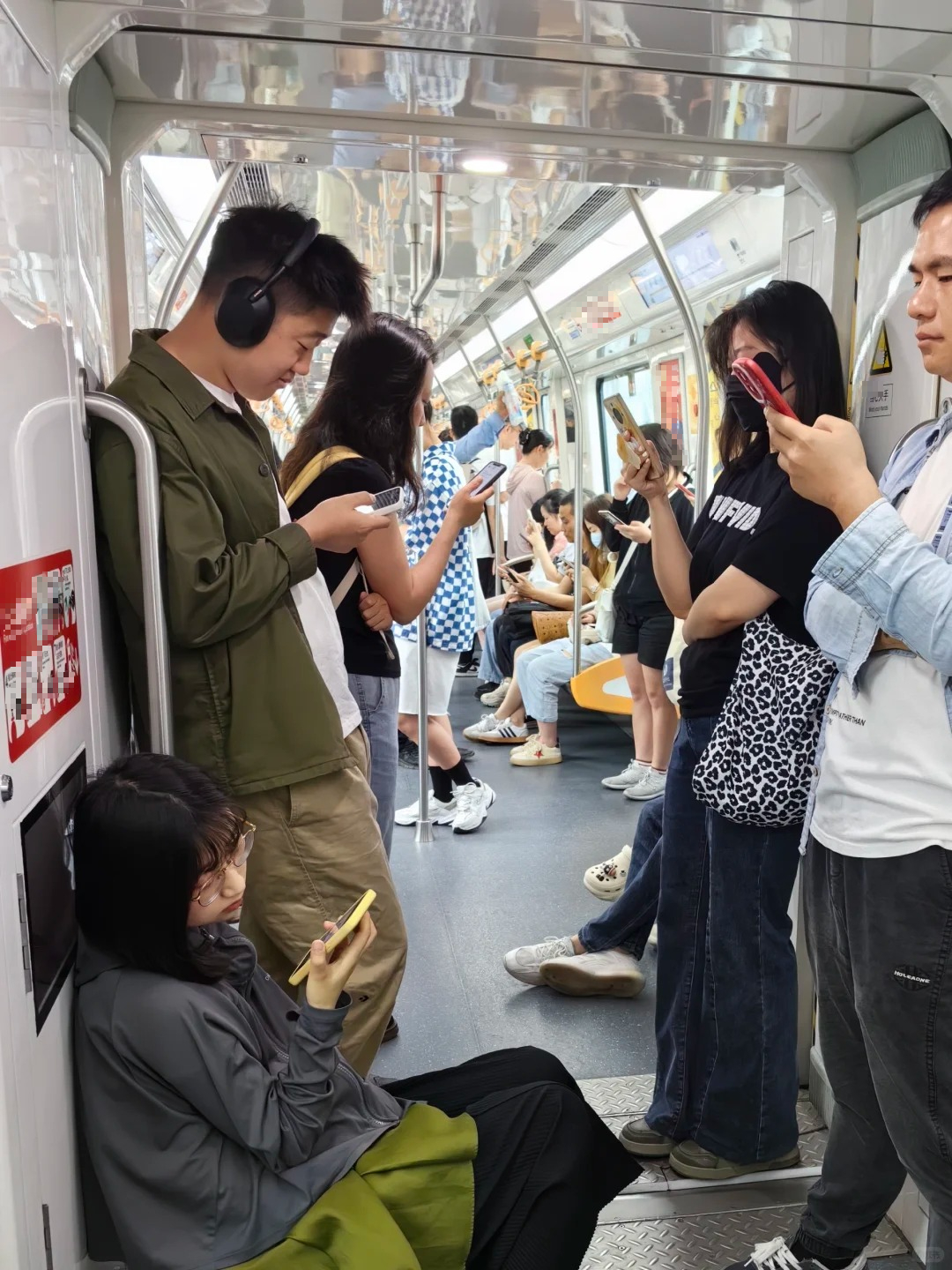 3 kiểu dùng điện thoại khi ngồi trên xe khách về quê chứng tỏ EQ cao- Ảnh 1.