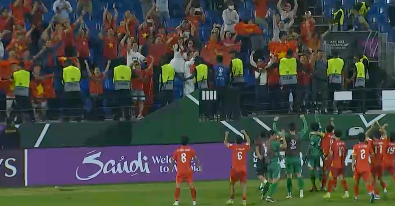 Đẹp vô cùng: Thanh Nhàn hôn lá cờ Tổ quốc, ăn mừng cú sút quyết định giúp U23 Việt Nam giành hạng 3 châu Á- Ảnh 11. Đẹp vô cùng: Thanh Nhàn hôn lá cờ Tổ quốc, ăn mừng cú sút quyết định giúp U23 Việt Nam giành hạng 3 châu Á- Ảnh 11.