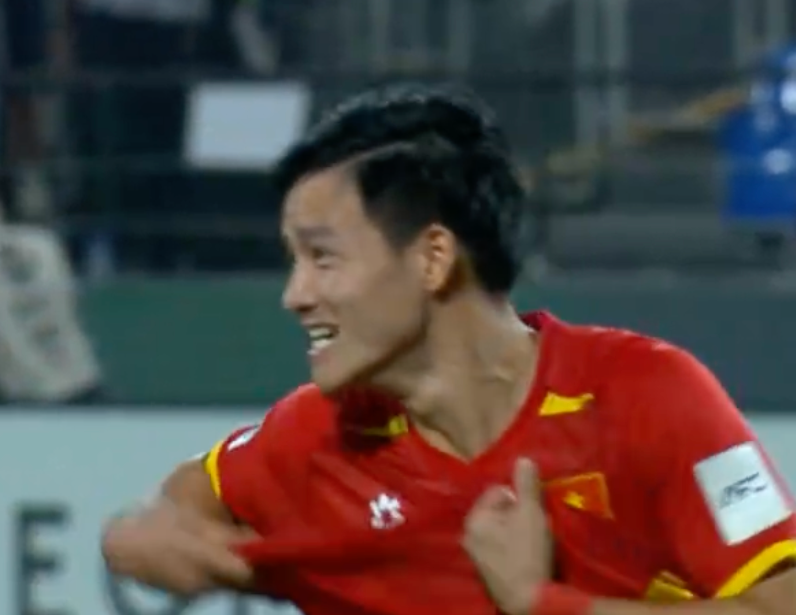 Đẹp vô cùng: Thanh Nhàn hôn lá cờ Tổ quốc, ăn mừng cú sút quyết định giúp U23 Việt Nam giành hạng 3 châu Á- Ảnh 3. Đẹp vô cùng: Thanh Nhàn hôn lá cờ Tổ quốc, ăn mừng cú sút quyết định giúp U23 Việt Nam giành hạng 3 châu Á- Ảnh 3.