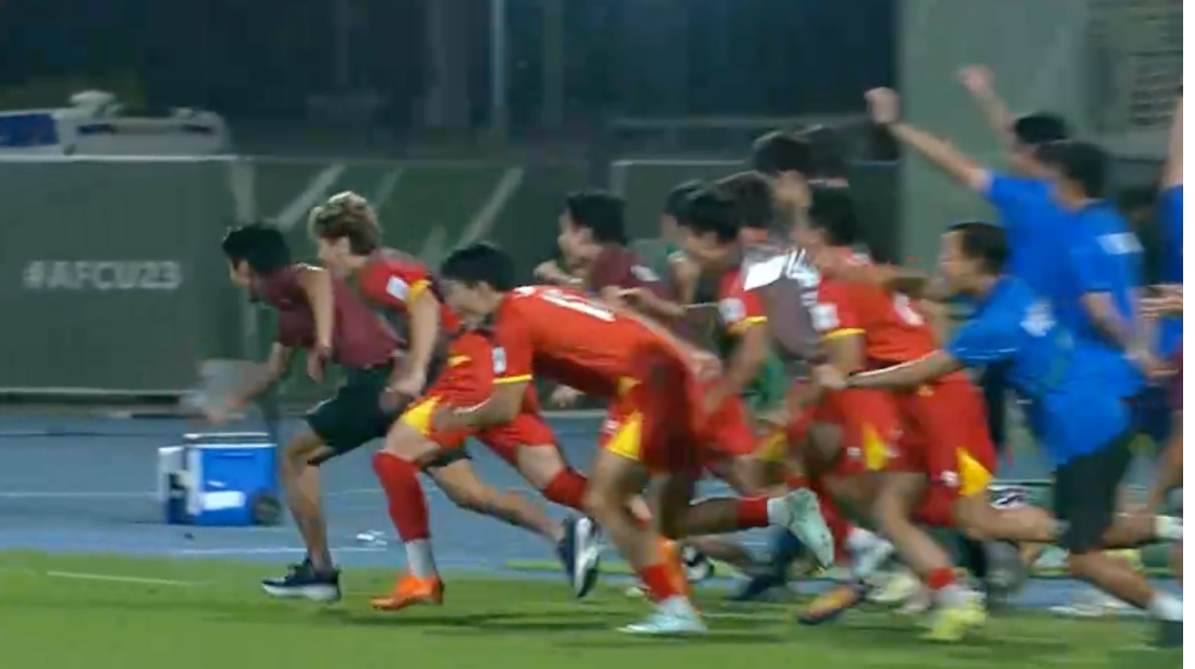 Đẹp vô cùng: Thanh Nhàn hôn lá cờ Tổ quốc, ăn mừng cú sút quyết định giúp U23 Việt Nam giành hạng 3 châu Á- Ảnh 8. Đẹp vô cùng: Thanh Nhàn hôn lá cờ Tổ quốc, ăn mừng cú sút quyết định giúp U23 Việt Nam giành hạng 3 châu Á- Ảnh 8.