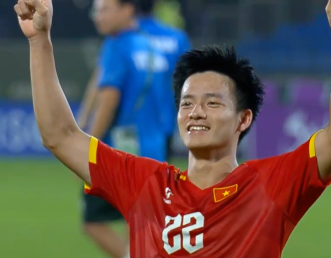 Đẹp vô cùng: Thanh Nhàn hôn lá cờ Tổ quốc, ăn mừng cú sút quyết định giúp U23 Việt Nam giành hạng 3 châu Á- Ảnh 4. Đẹp vô cùng: Thanh Nhàn hôn lá cờ Tổ quốc, ăn mừng cú sút quyết định giúp U23 Việt Nam giành hạng 3 châu Á- Ảnh 4.