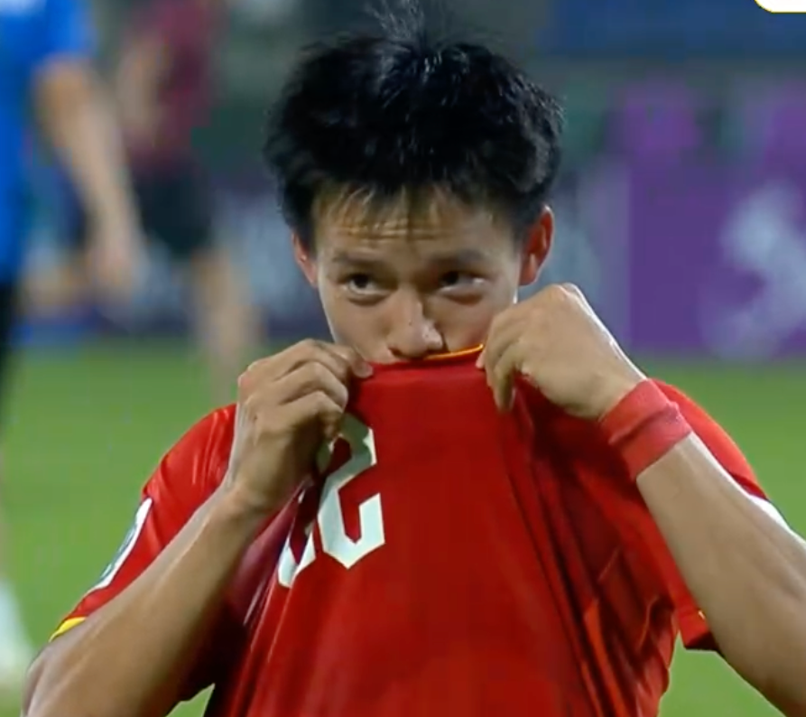 Đẹp vô cùng: Thanh Nhàn hôn lá cờ Tổ quốc, ăn mừng cú sút quyết định giúp U23 Việt Nam giành hạng 3 châu Á- Ảnh 7. Đẹp vô cùng: Thanh Nhàn hôn lá cờ Tổ quốc, ăn mừng cú sút quyết định giúp U23 Việt Nam giành hạng 3 châu Á- Ảnh 7.
