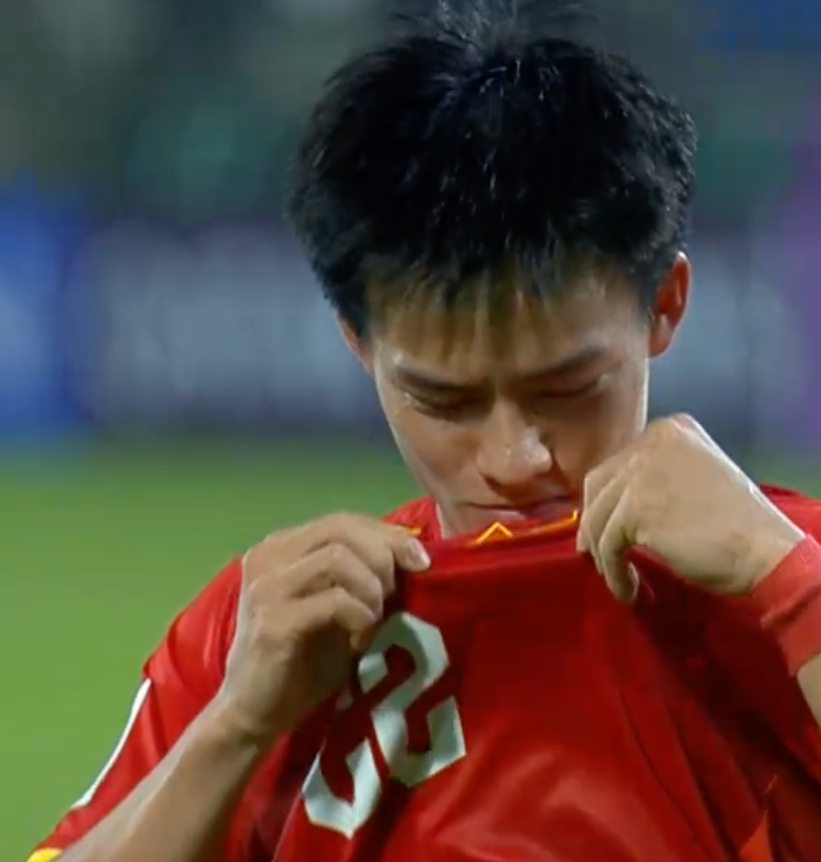 Đẹp vô cùng: Thanh Nhàn hôn lá cờ Tổ quốc, ăn mừng cú sút quyết định giúp U23 Việt Nam giành hạng 3 châu Á- Ảnh 6. Đẹp vô cùng: Thanh Nhàn hôn lá cờ Tổ quốc, ăn mừng cú sút quyết định giúp U23 Việt Nam giành hạng 3 châu Á- Ảnh 6.
