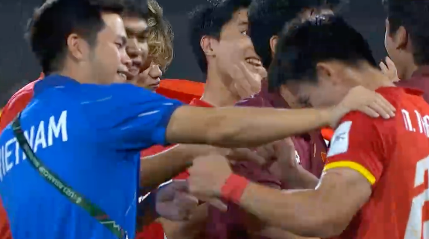 Đẹp vô cùng: Thanh Nhàn hôn lá cờ Tổ quốc, ăn mừng cú sút quyết định giúp U23 Việt Nam giành hạng 3 châu Á- Ảnh 10. Đẹp vô cùng: Thanh Nhàn hôn lá cờ Tổ quốc, ăn mừng cú sút quyết định giúp U23 Việt Nam giành hạng 3 châu Á- Ảnh 10.