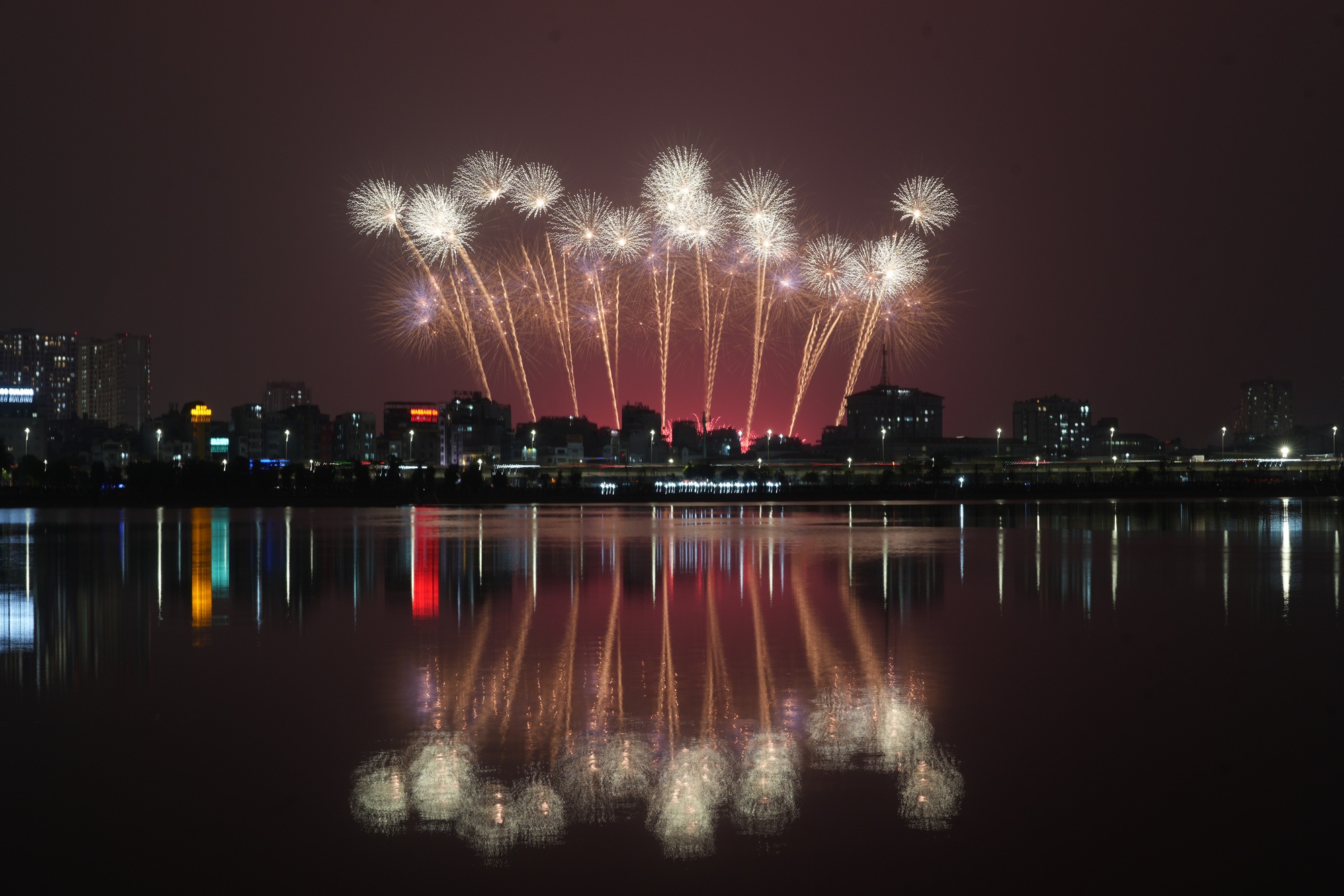 Màn pháo hoa hoành tráng rực sáng trên bầu trời Hà Nội tối 23/1: Quá mãn nhãn!- Ảnh 12.