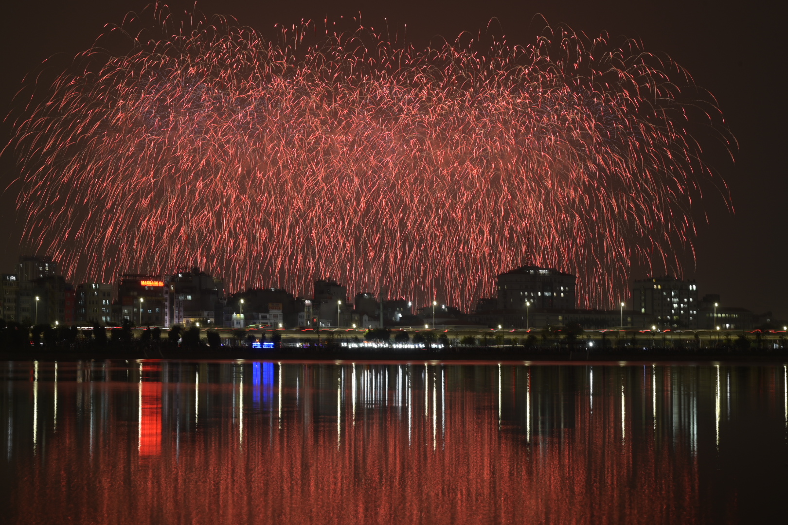 Màn pháo hoa hoành tráng rực sáng trên bầu trời Hà Nội tối 23/1: Quá mãn nhãn!- Ảnh 13.