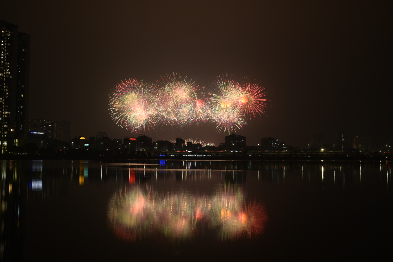 Màn pháo hoa hoành tráng rực sáng trên bầu trời Hà Nội tối 23/1: Quá mãn nhãn!- Ảnh 14.