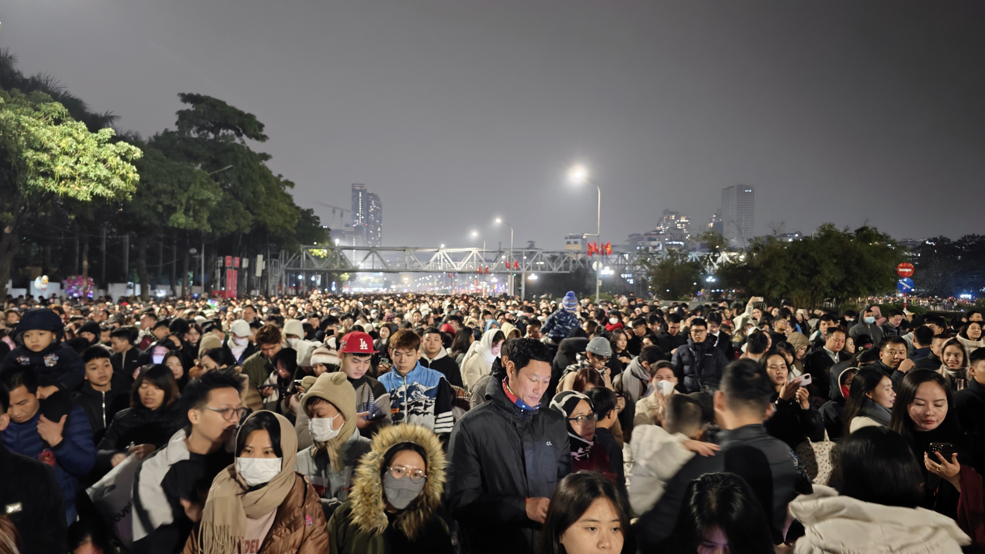Màn pháo hoa hoành tráng rực sáng trên bầu trời Hà Nội tối 23/1: Quá mãn nhãn!- Ảnh 11.