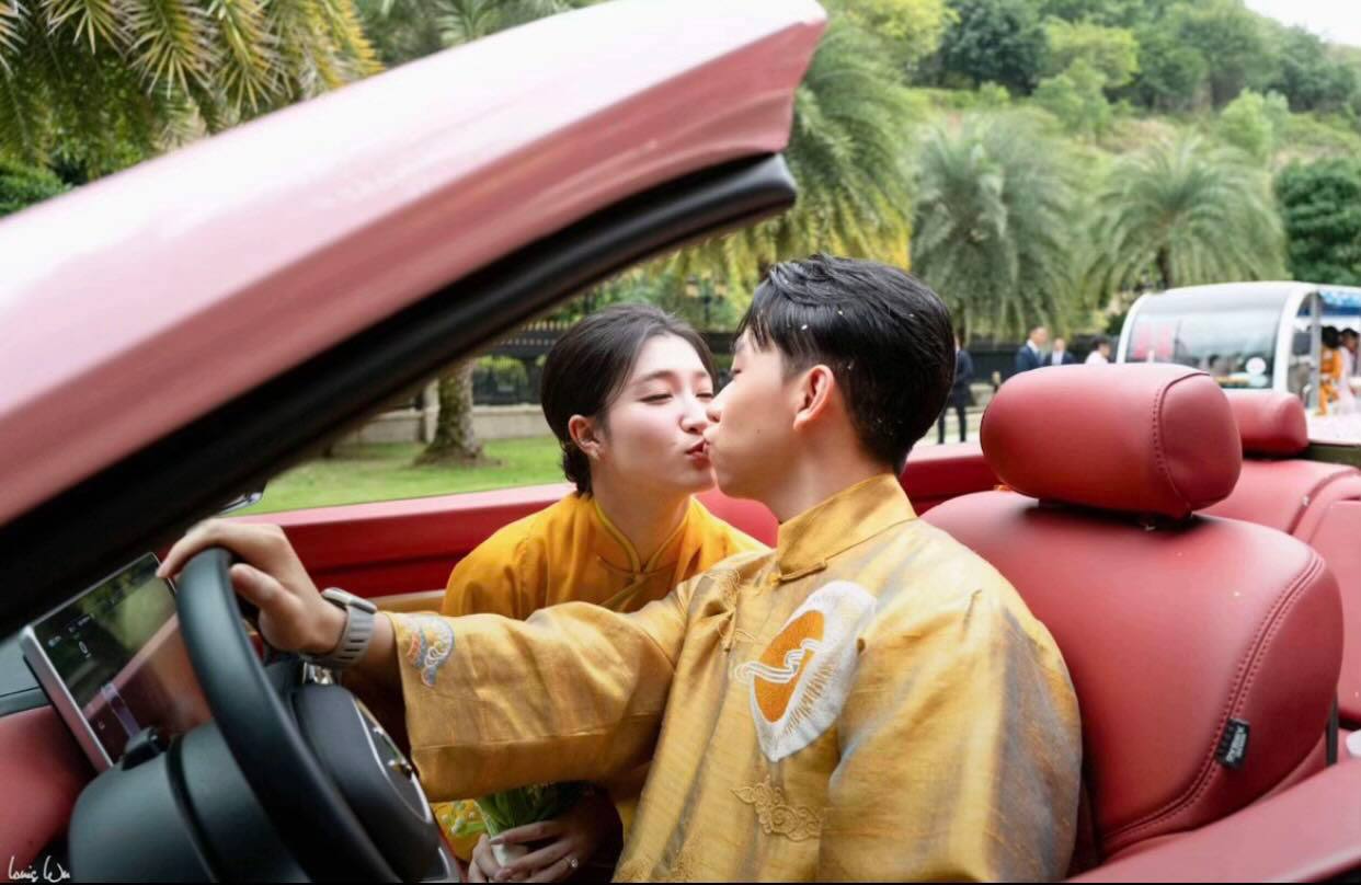Ảnh hot: Phương Nhi và Minh Hoàng khoá môi cực ngọt trên xe mui trần- Ảnh 1.