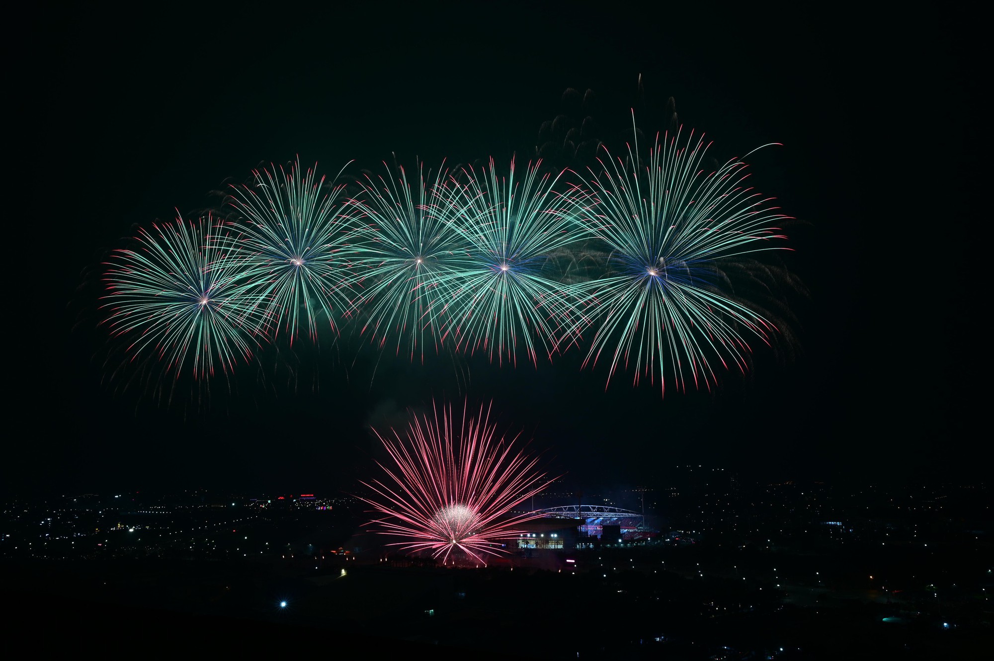 Màn pháo hoa hoành tráng rực sáng trên bầu trời Hà Nội tối 23/1: Quá mãn nhãn!- Ảnh 21.