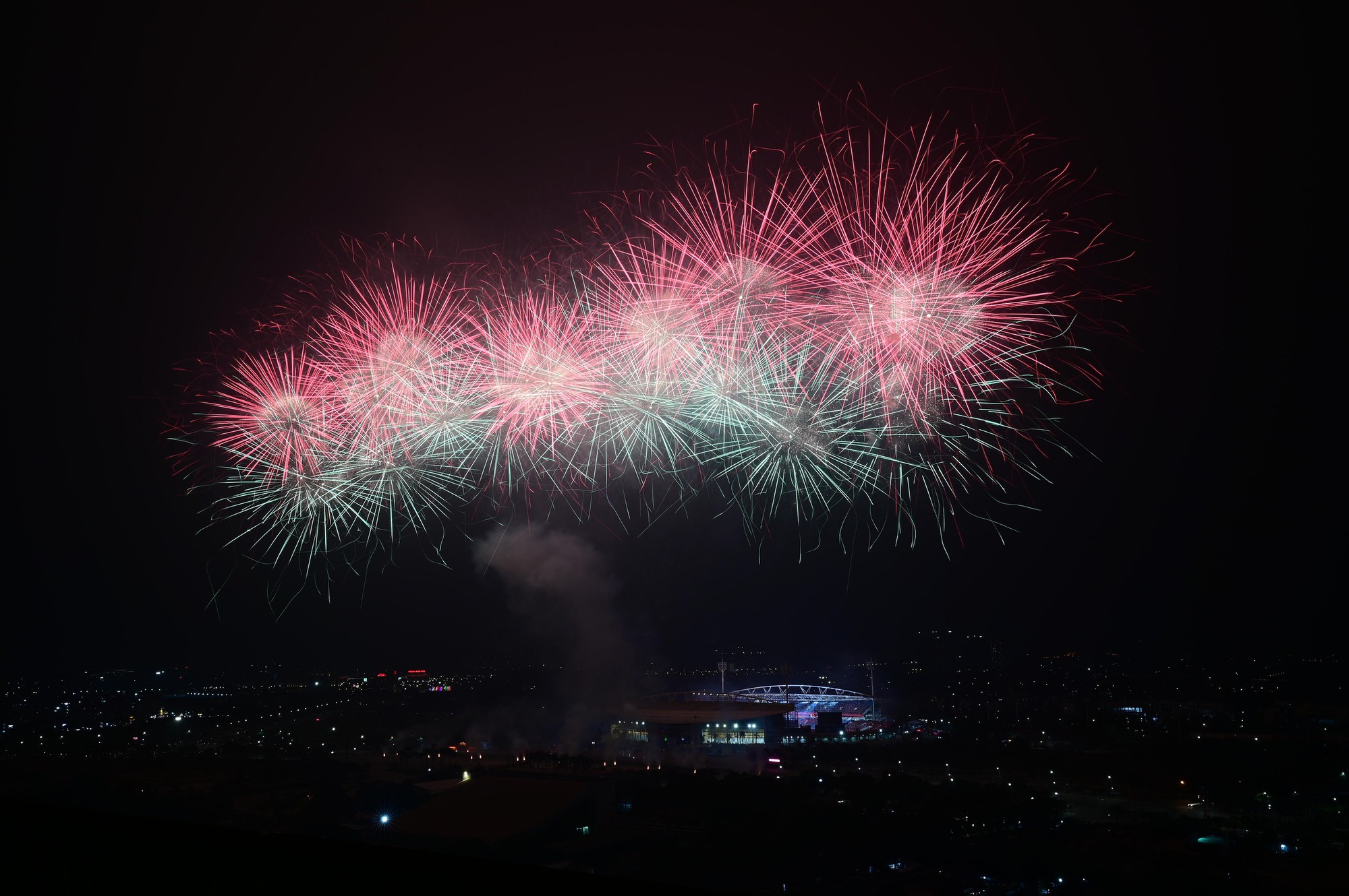 Màn pháo hoa hoành tráng rực sáng trên bầu trời Hà Nội tối 23/1: Quá mãn nhãn!- Ảnh 20.