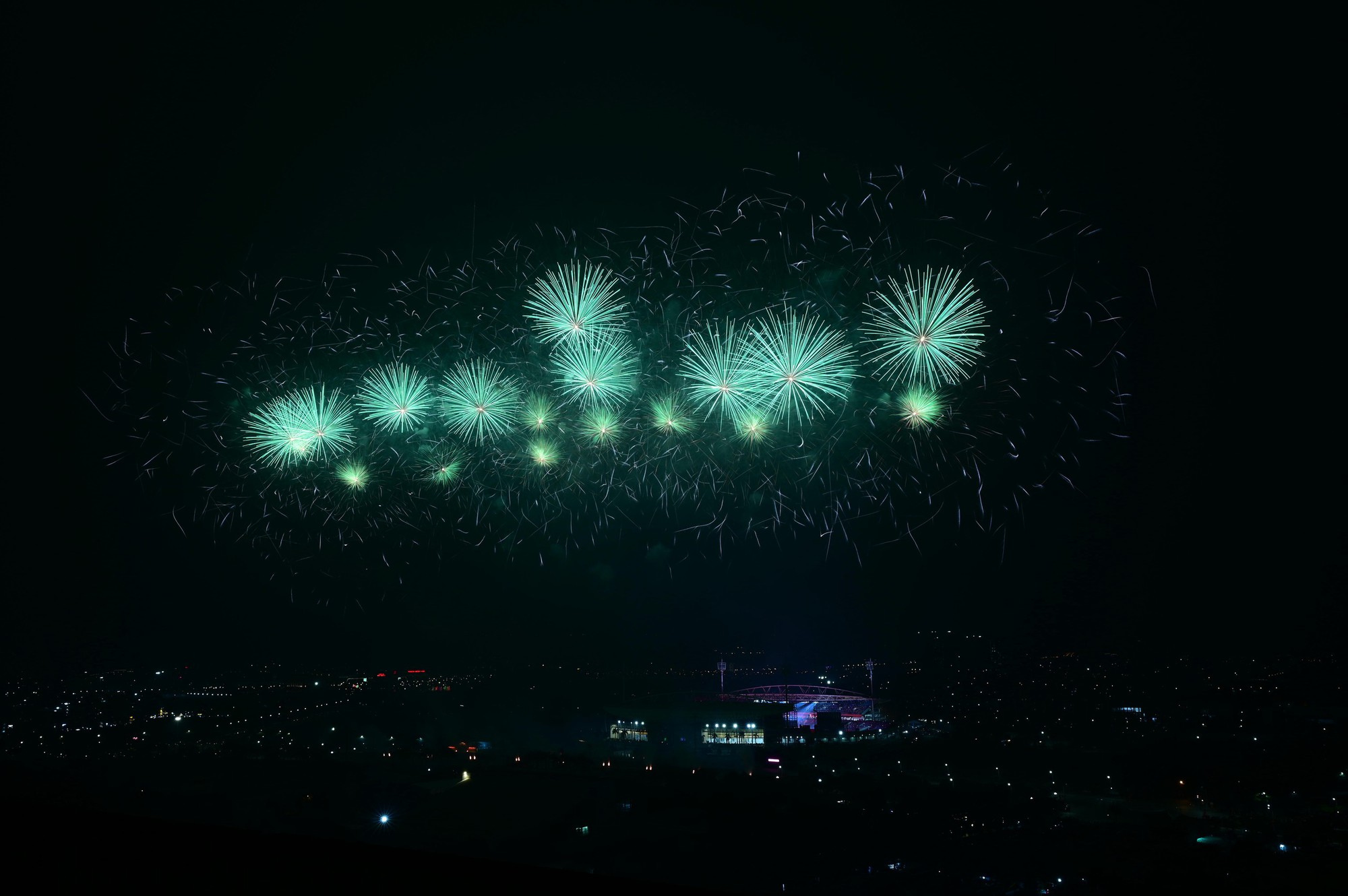 Màn pháo hoa hoành tráng rực sáng trên bầu trời Hà Nội tối 23/1: Quá mãn nhãn!- Ảnh 22.