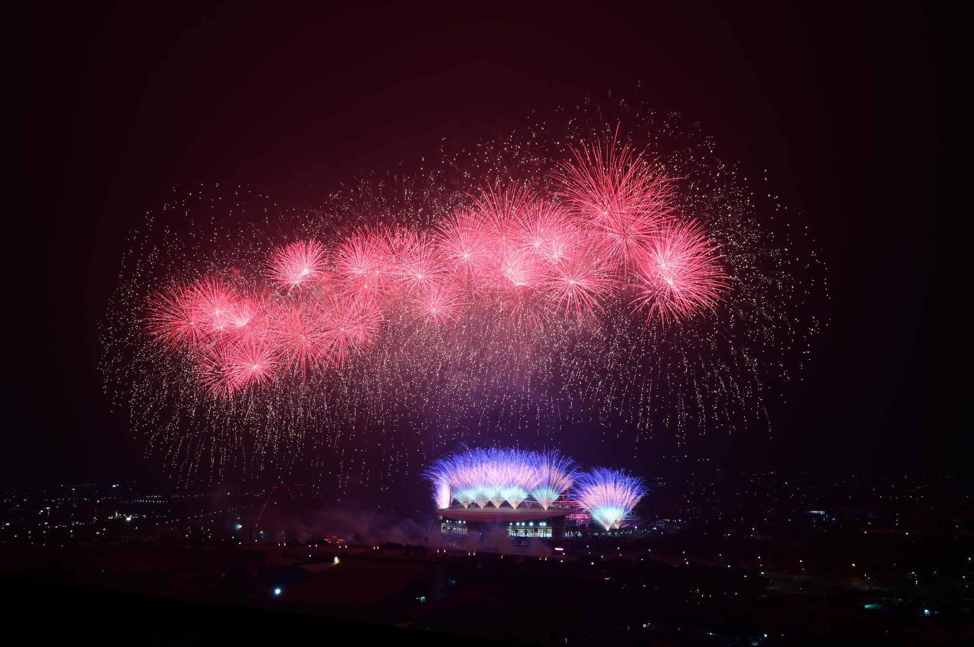 Màn pháo hoa hoành tráng rực sáng trên bầu trời Hà Nội tối 23/1: Quá mãn nhãn!- Ảnh 19.