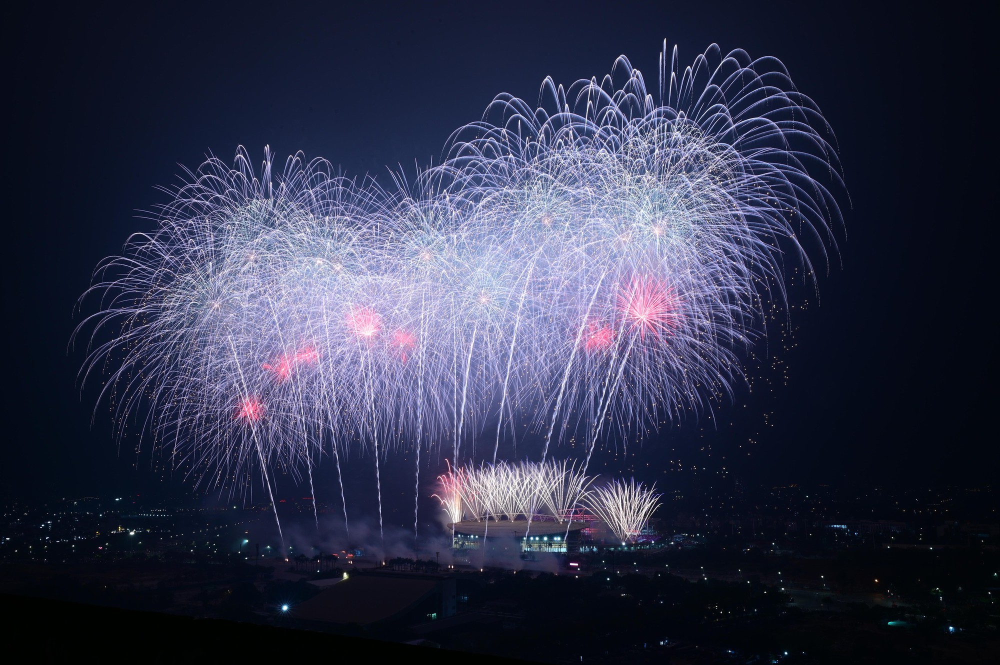Màn pháo hoa hoành tráng rực sáng trên bầu trời Hà Nội tối 23/1: Quá mãn nhãn!- Ảnh 18.