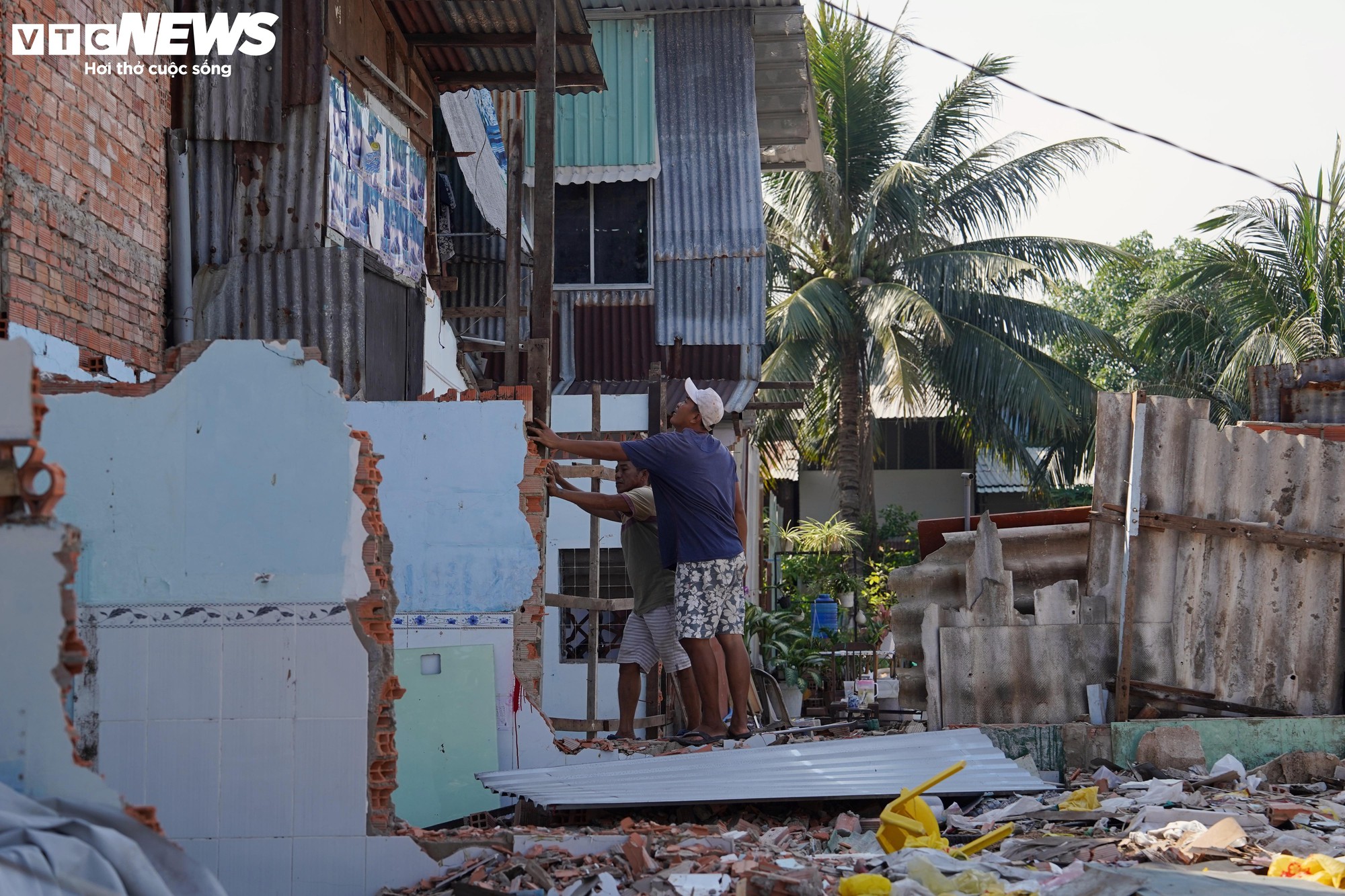 Người dân tháo dỡ nhà phục vụ dự án cải tạo kênh ô nhiễm bậc nhất TP.HCM- Ảnh 3.