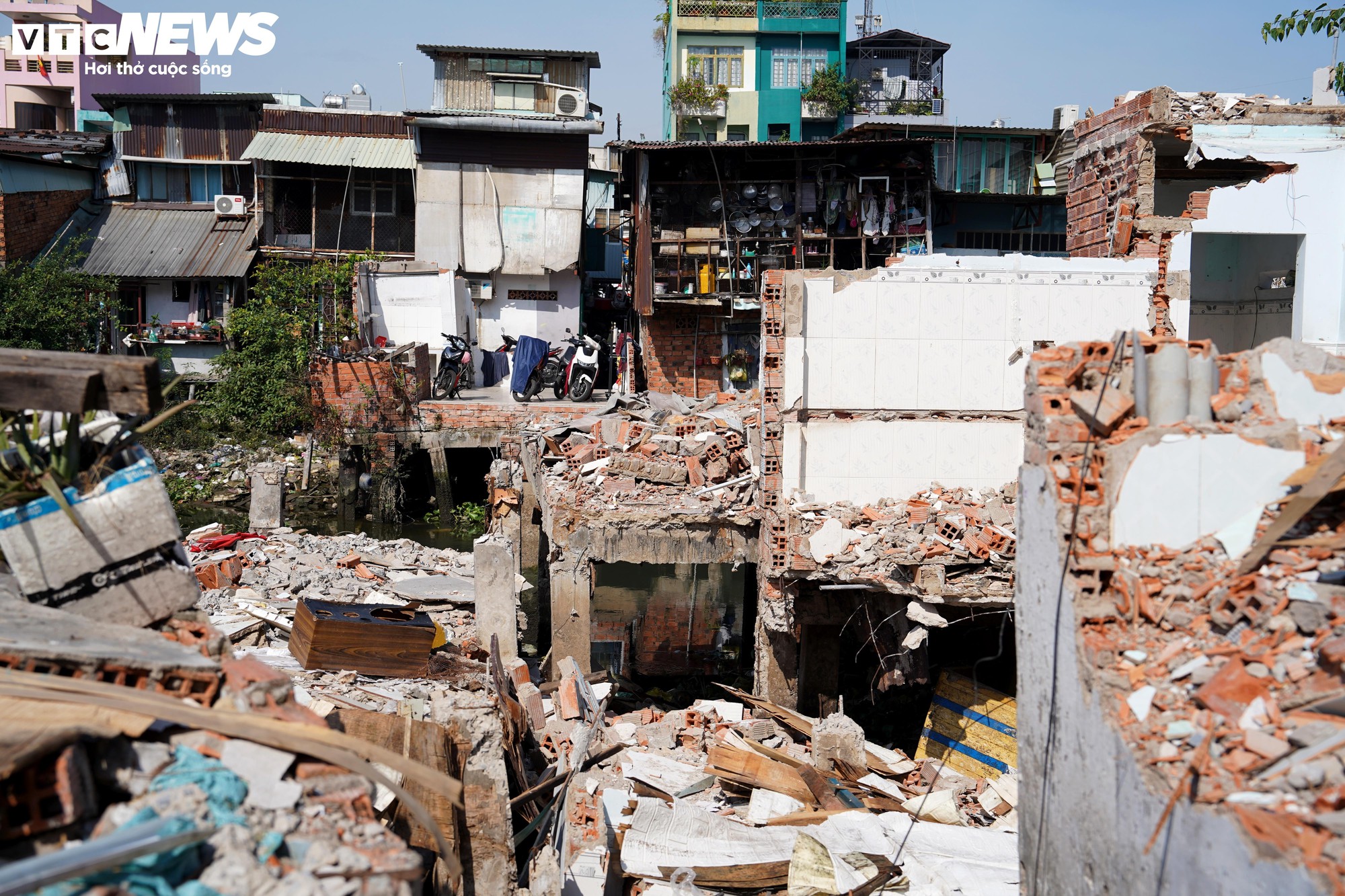 Người dân tháo dỡ nhà phục vụ dự án cải tạo kênh ô nhiễm bậc nhất TP.HCM- Ảnh 4.