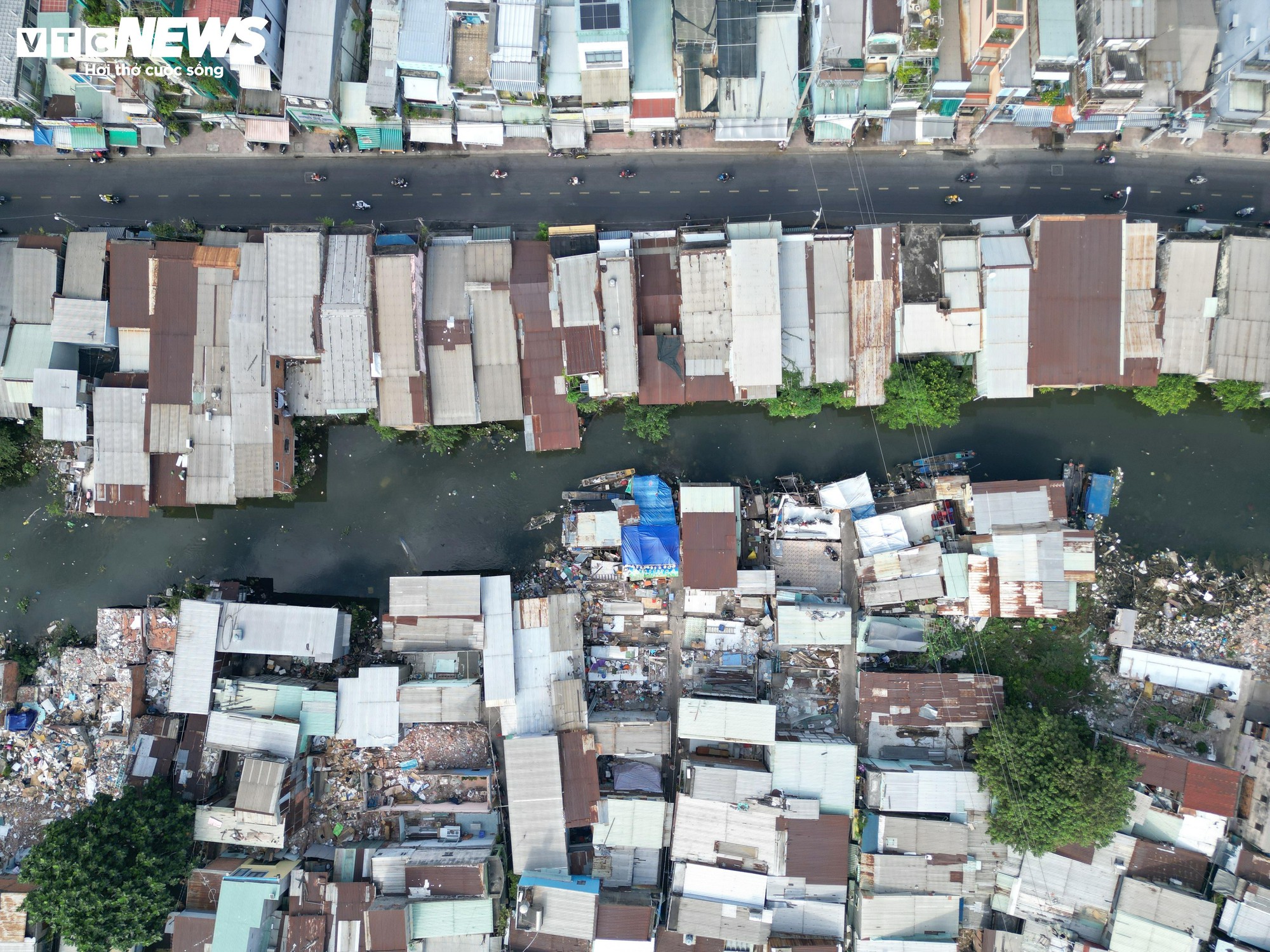 Người dân tháo dỡ nhà phục vụ dự án cải tạo kênh ô nhiễm bậc nhất TP.HCM- Ảnh 1.