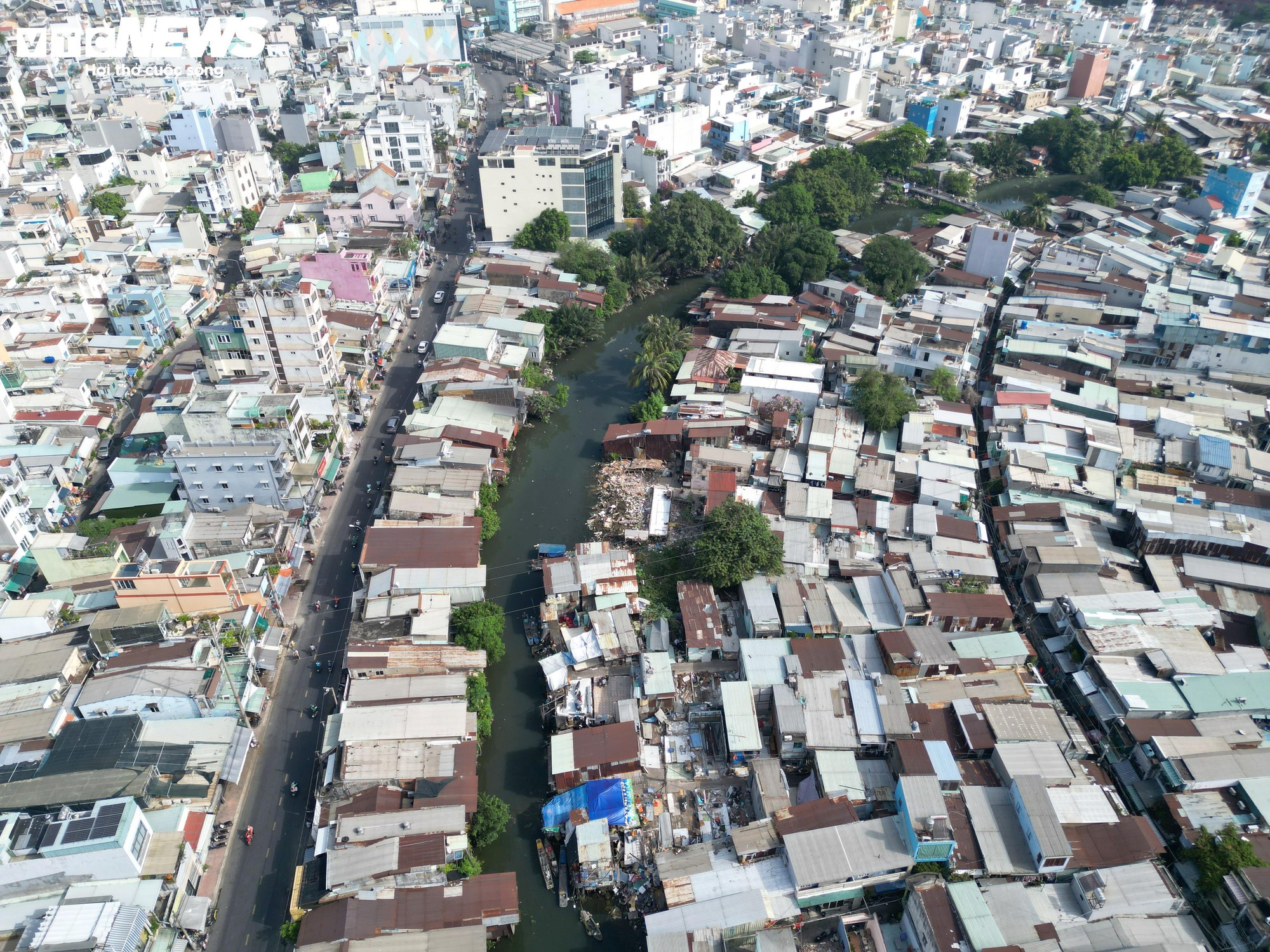 Người dân tháo dỡ nhà phục vụ dự án cải tạo kênh ô nhiễm bậc nhất TP.HCM- Ảnh 11.