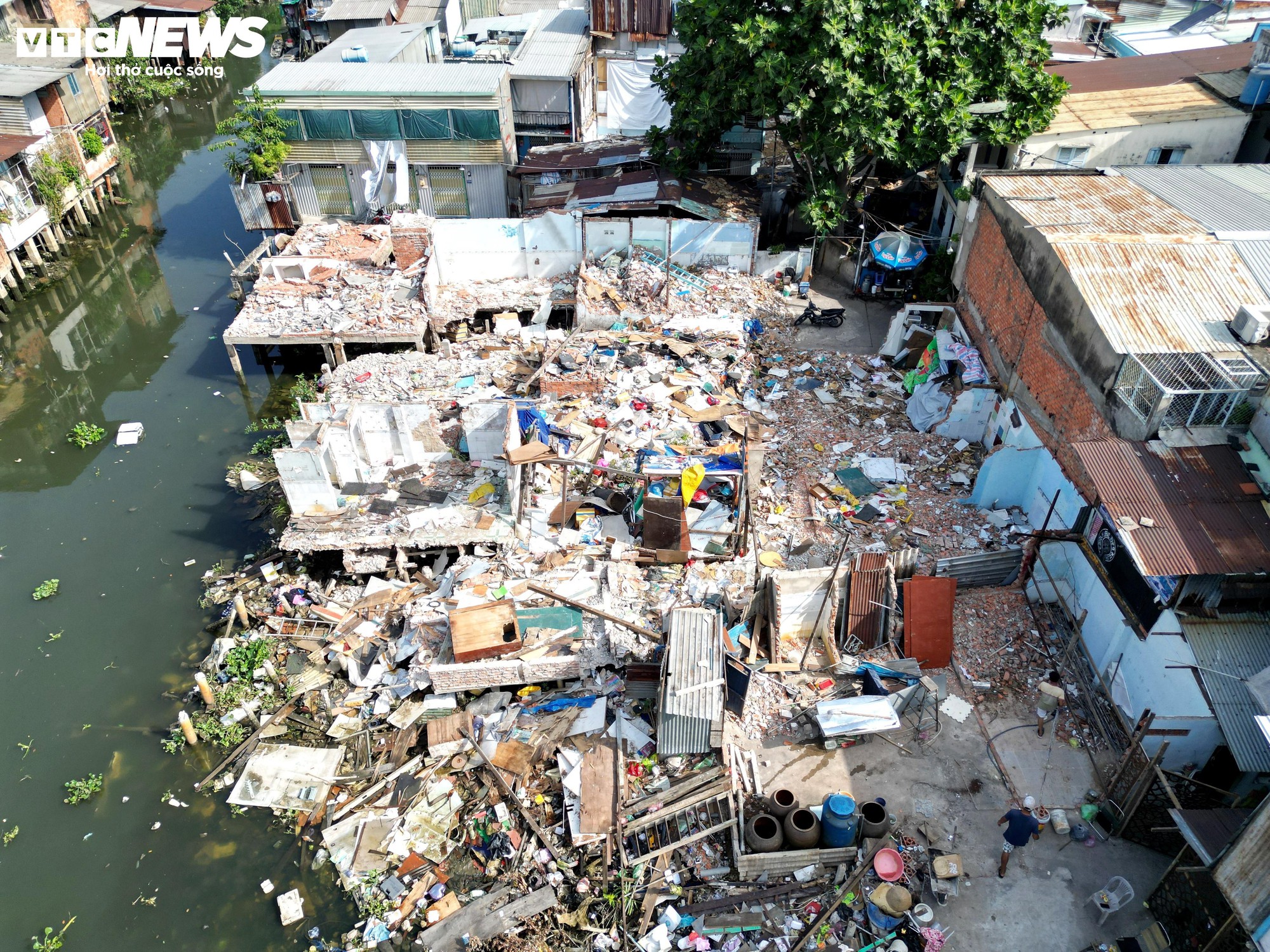 Người dân tháo dỡ nhà phục vụ dự án cải tạo kênh ô nhiễm bậc nhất TP.HCM- Ảnh 5.