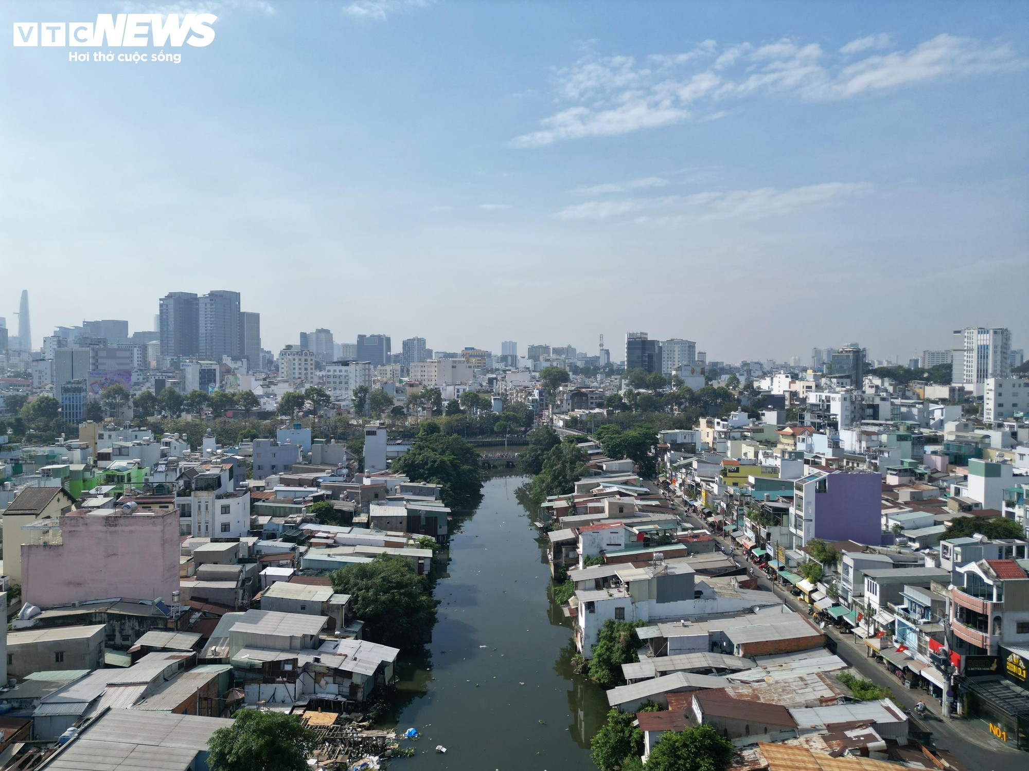 Người dân tháo dỡ nhà phục vụ dự án cải tạo kênh ô nhiễm bậc nhất TP.HCM- Ảnh 10.