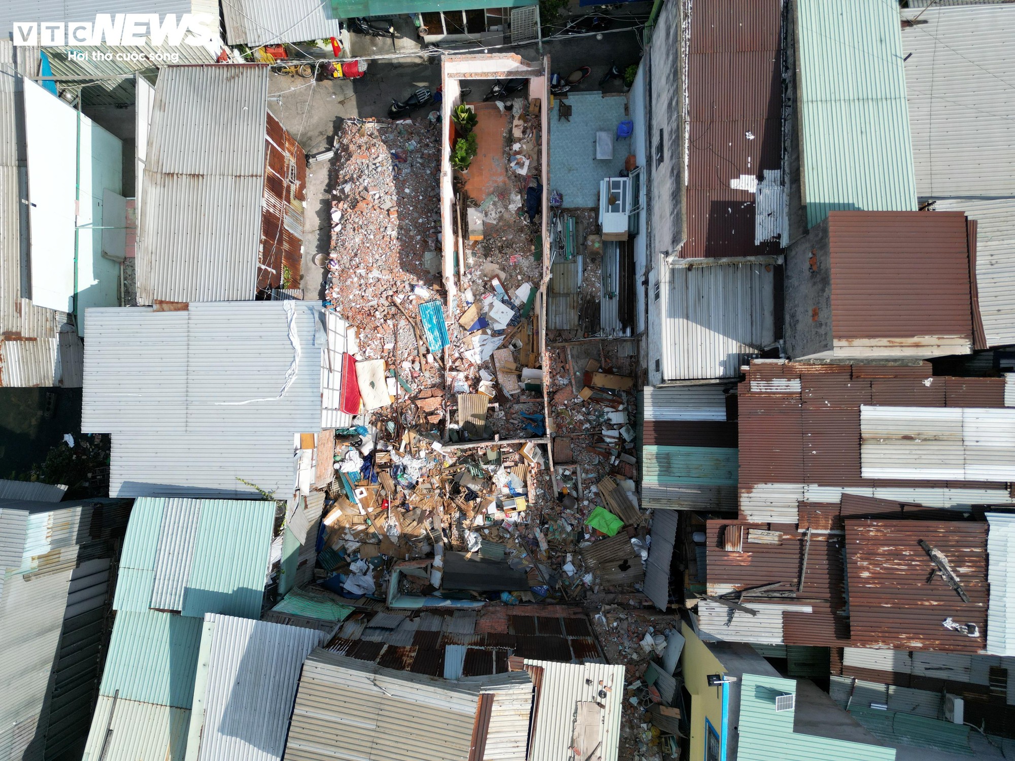 Người dân tháo dỡ nhà phục vụ dự án cải tạo kênh ô nhiễm bậc nhất TP.HCM- Ảnh 8.