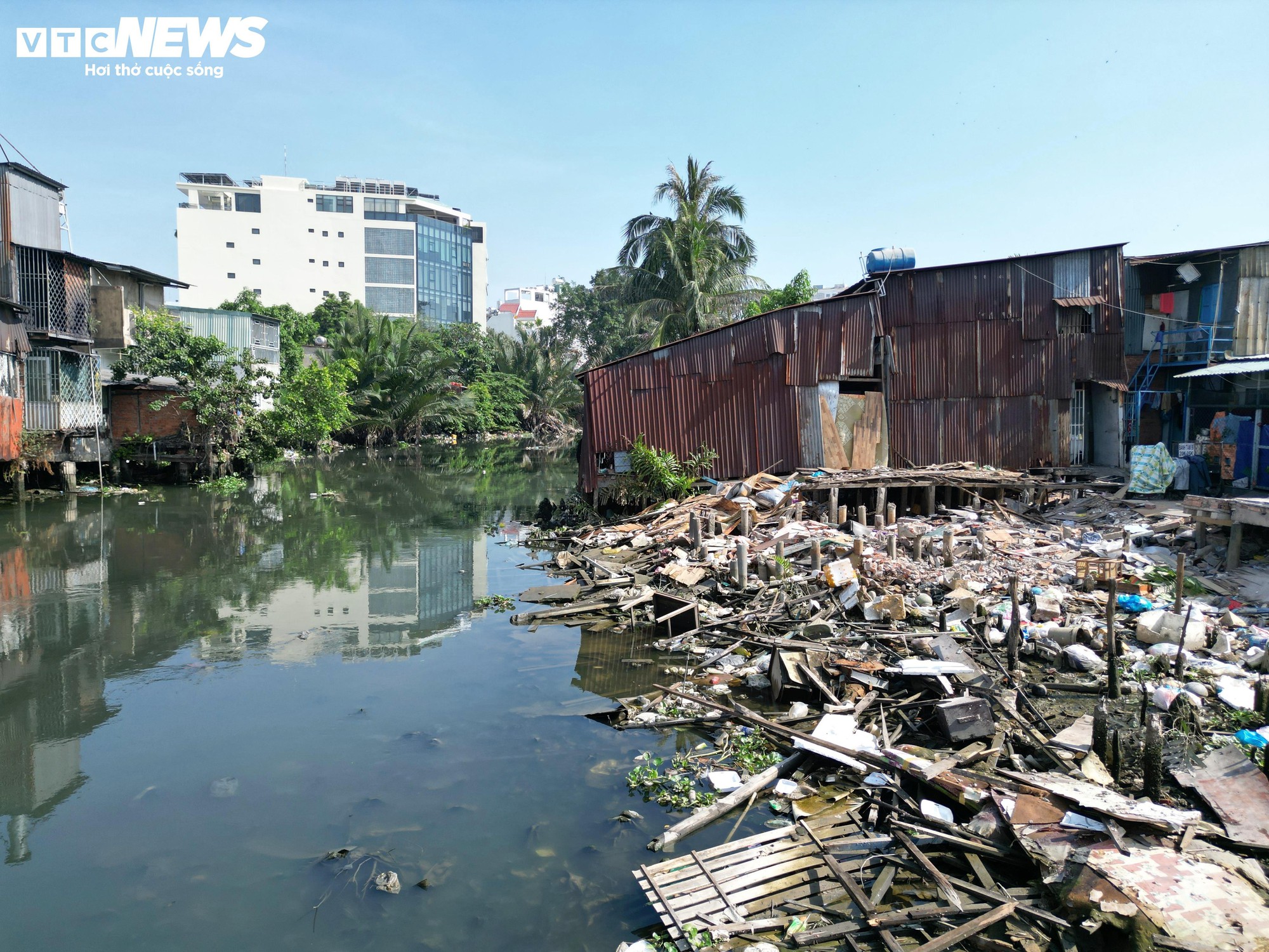 Người dân tháo dỡ nhà phục vụ dự án cải tạo kênh ô nhiễm bậc nhất TP.HCM- Ảnh 7.