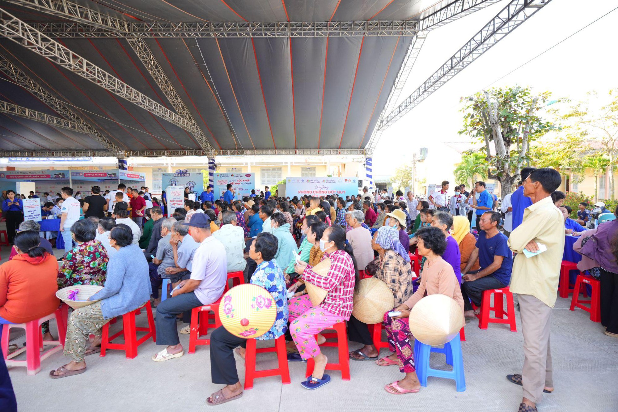 Đẩy lùi đột quỵ từ chăm sóc chủ động: Long Châu triển khai chuỗi chương trình tầm soát miễn phí cho cộng đồng- Ảnh 3.